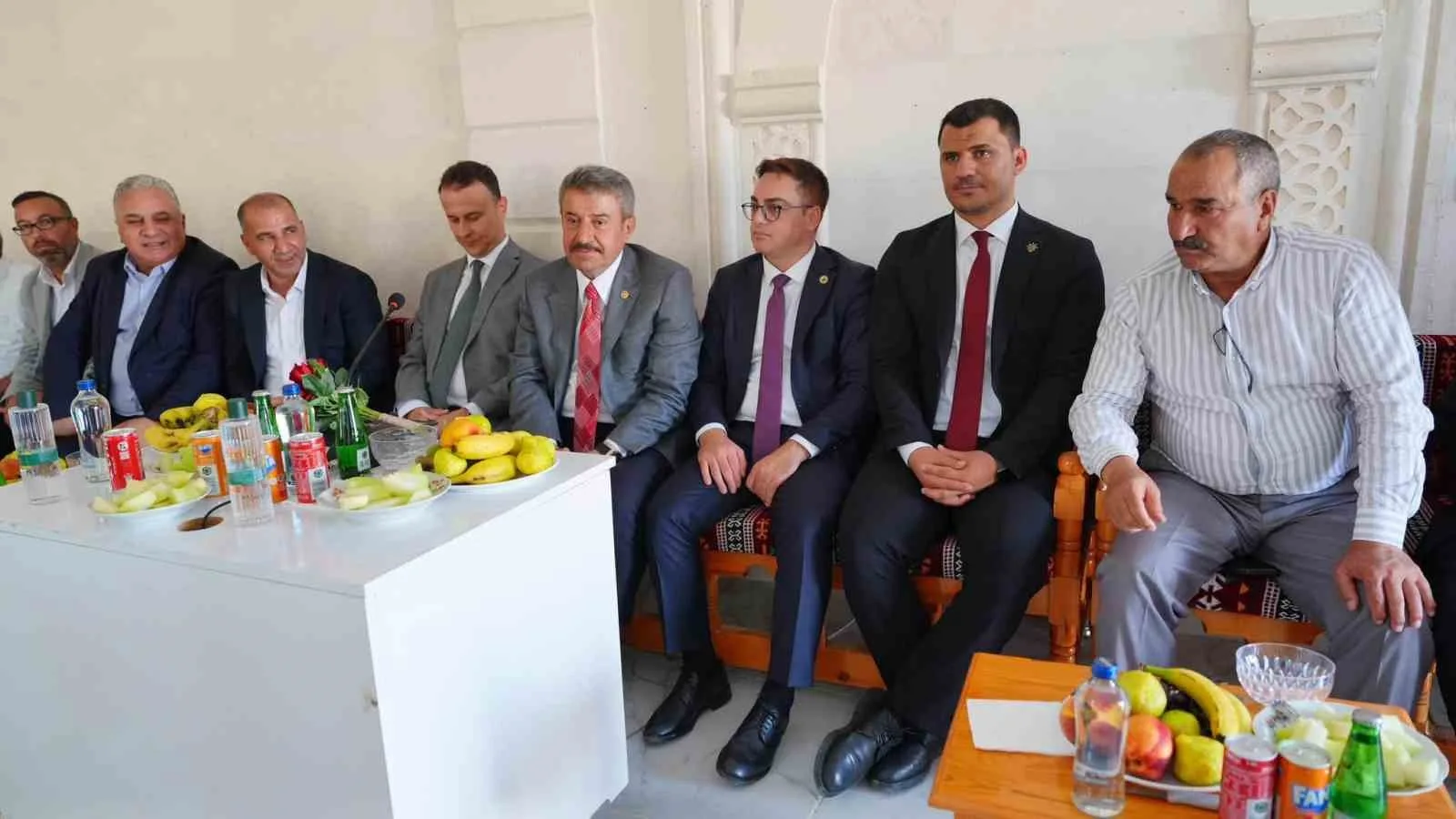 AK PARTİ ŞIRNAK MİLLETVEKİLİ ARSLAN TATAR, VALİ YARDIMCISI MURAT ÇİÇEK VE İDİL KAYMAKAMI ANIL ADIGÜZEL İLE BİRLİKTE İDİL’E BAĞLI KÖYLERİ ZİYARET EDEREK VATANDAŞLARIN TALEPLERİNİ YERİNDE DİNLEDİ.