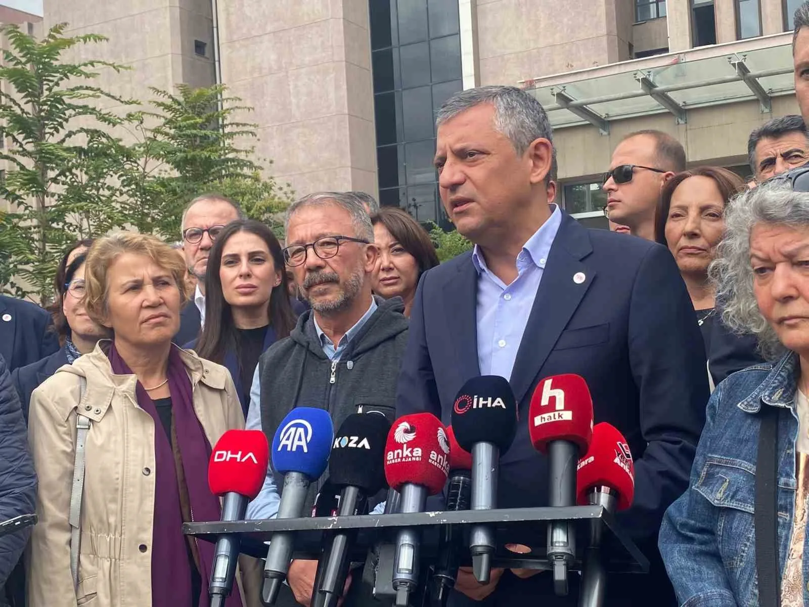 ANKARA ADLİYESİ'NDE GÖRÜLEN GAR SALDIRISI DAVASINI TAKİP EDEN  YENİ PARTİ GENEL BAŞKANI ÖZGÜR ÖZEL, “BURADAKİ KATLİAM İNSANLIĞA KARŞI İŞLENMİŞ BİR SUÇTUR” DEDİ.