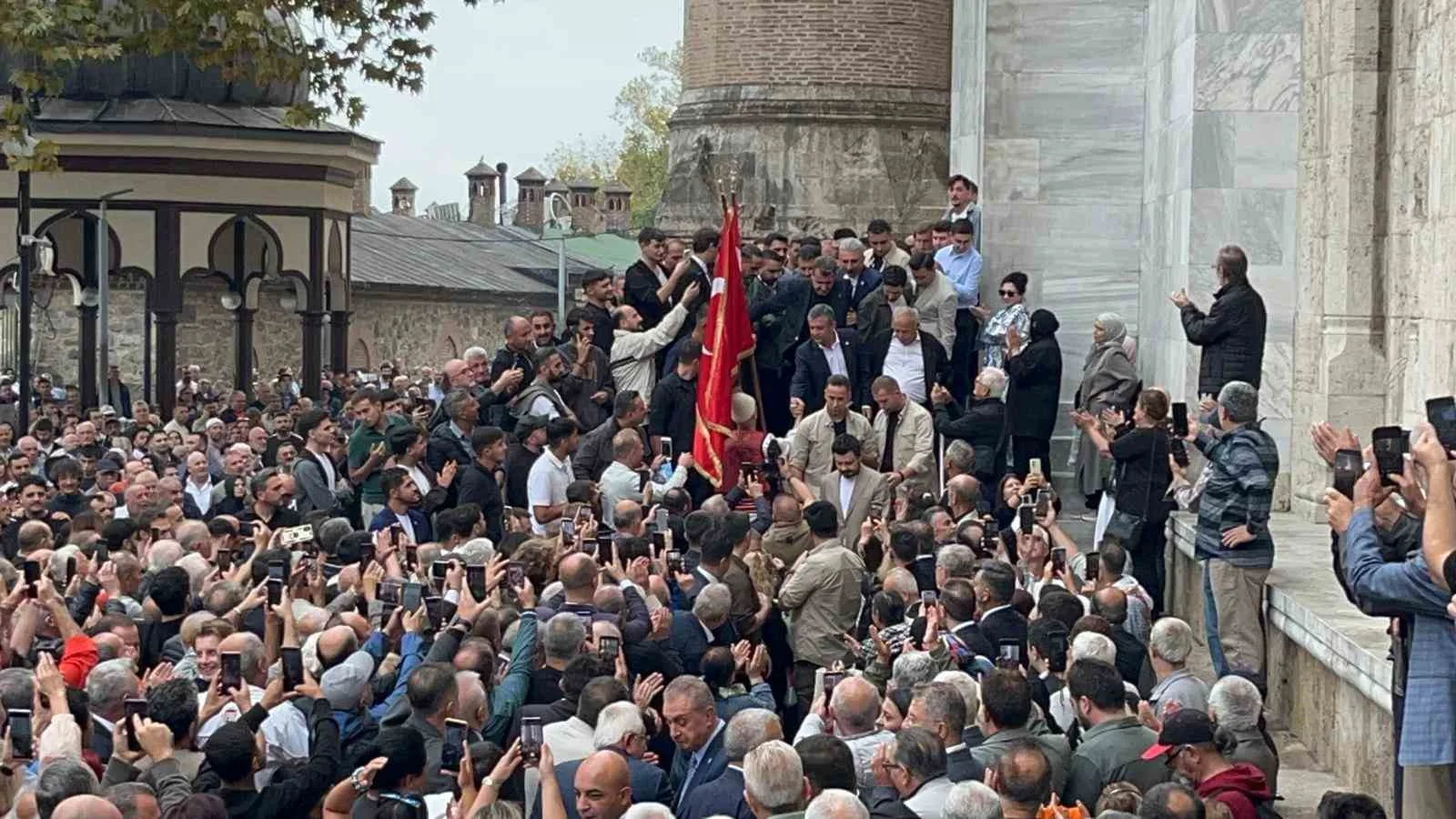 SABAH SAATLERİNDE TUTUKLU BULUNAN BURSA BÜYÜKŞEHİR BELEDİYE BAŞKANI MUSTAFA BOZBEY’İ CEZAEVİNDE ZİYARET EDEN ÖZEL, ARDINDAN ULUCAMİ'DE CUMA NAMAZINI KILIP ARDINDAN VATANDAŞ VE ESNAFLA BİR ARAYA GELDİ.