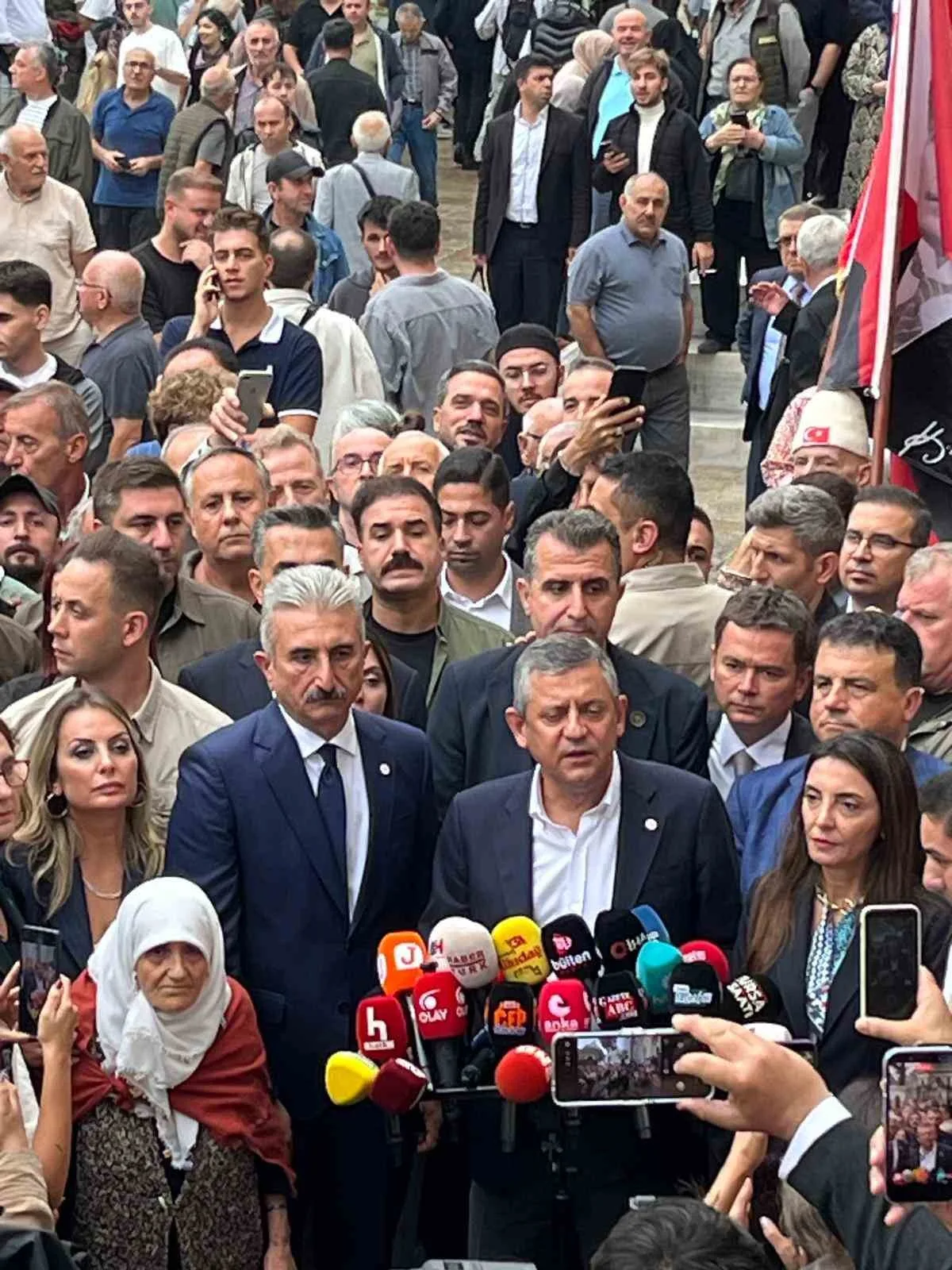 ÖZEL, "BÜYÜK HAKSIZLIK YAPILDI. SABAHTAN BU YANA KİMİNLE GÖRÜŞSEK BOZBEY’E SAHİP ÇIKIN, BURSA’YA SAHİP ÇIKIN DİYORLAR" İFADELERİNİ KULLANDI.