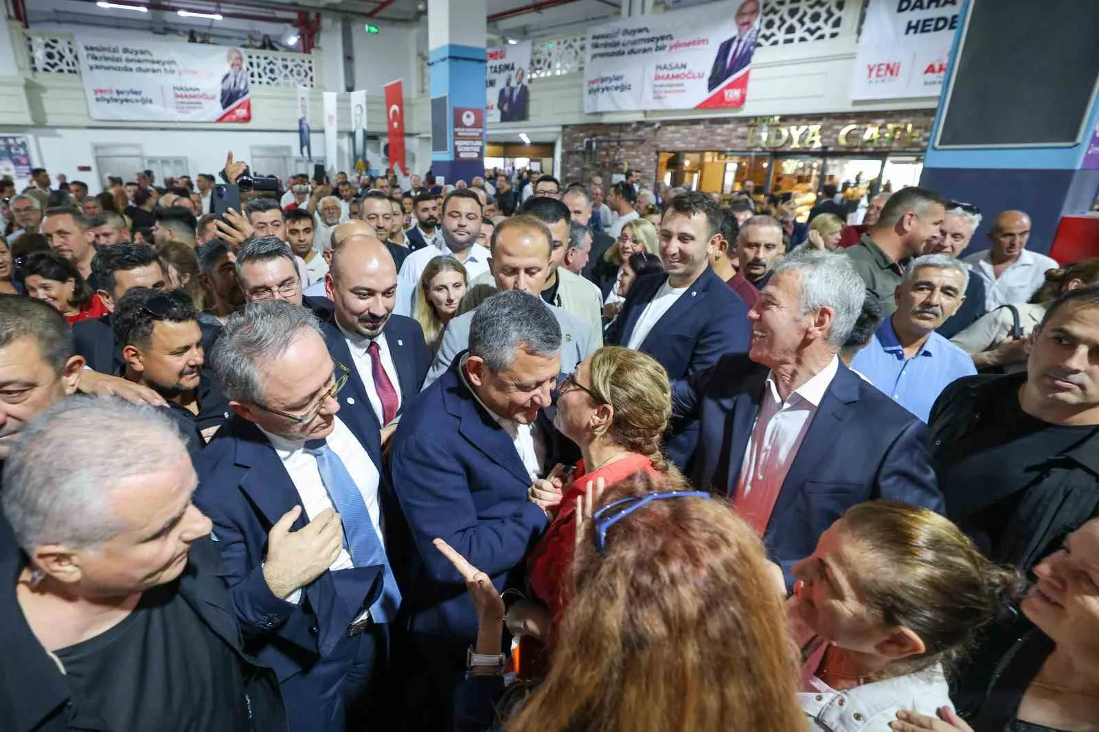 YENİ PARTİ YUNUSEMRE İLÇE BAŞKANLIĞI İÇİN ÖN SEÇİM YAPILDI. MEVCUT İLÇE BAŞKANI YALÇIN ARCAK İLE HASAN İMAMOĞLU’NUN ADAY OLDUĞU SEÇİMDE YENİ PARTİ GENEL BAŞKANI VE MANİSA MİLLETVEKİLİ ÖZGÜR ÖZEL DE OY KULLANDI