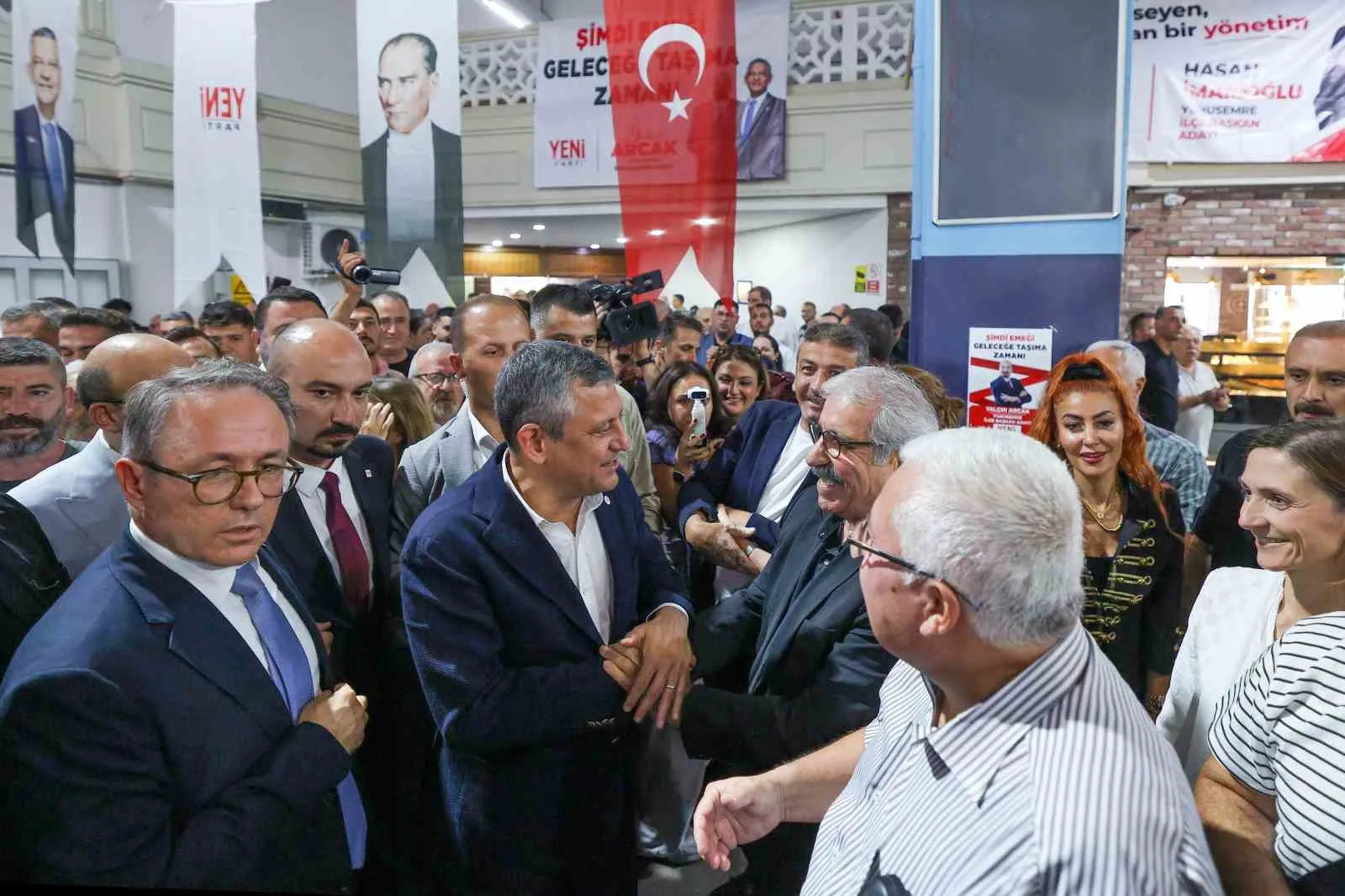 YENİ PARTİ YUNUSEMRE İLÇE BAŞKANLIĞI İÇİN ÖN SEÇİM YAPILDI. MEVCUT İLÇE BAŞKANI YALÇIN ARCAK İLE HASAN İMAMOĞLU’NUN ADAY OLDUĞU SEÇİMDE YENİ PARTİ GENEL BAŞKANI VE MANİSA MİLLETVEKİLİ ÖZGÜR ÖZEL DE OY KULLANDI.