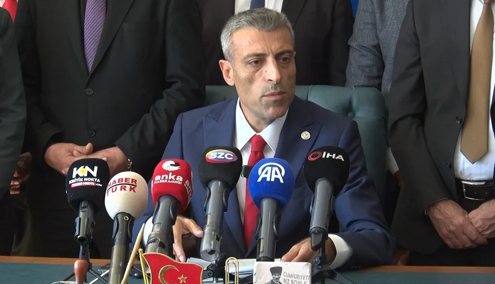 YENİLİK PARTİSİ GENEL BAŞKANI ÖZTÜRK YILMAZ, YENİ PARTİ İLE YAŞANAN İSİM SORUNUNA İLİŞKİN ÇÖZÜM İÇİN 3 EKİM'E KADAR SÜRE TANIDIKLARINI AÇIKLADI.