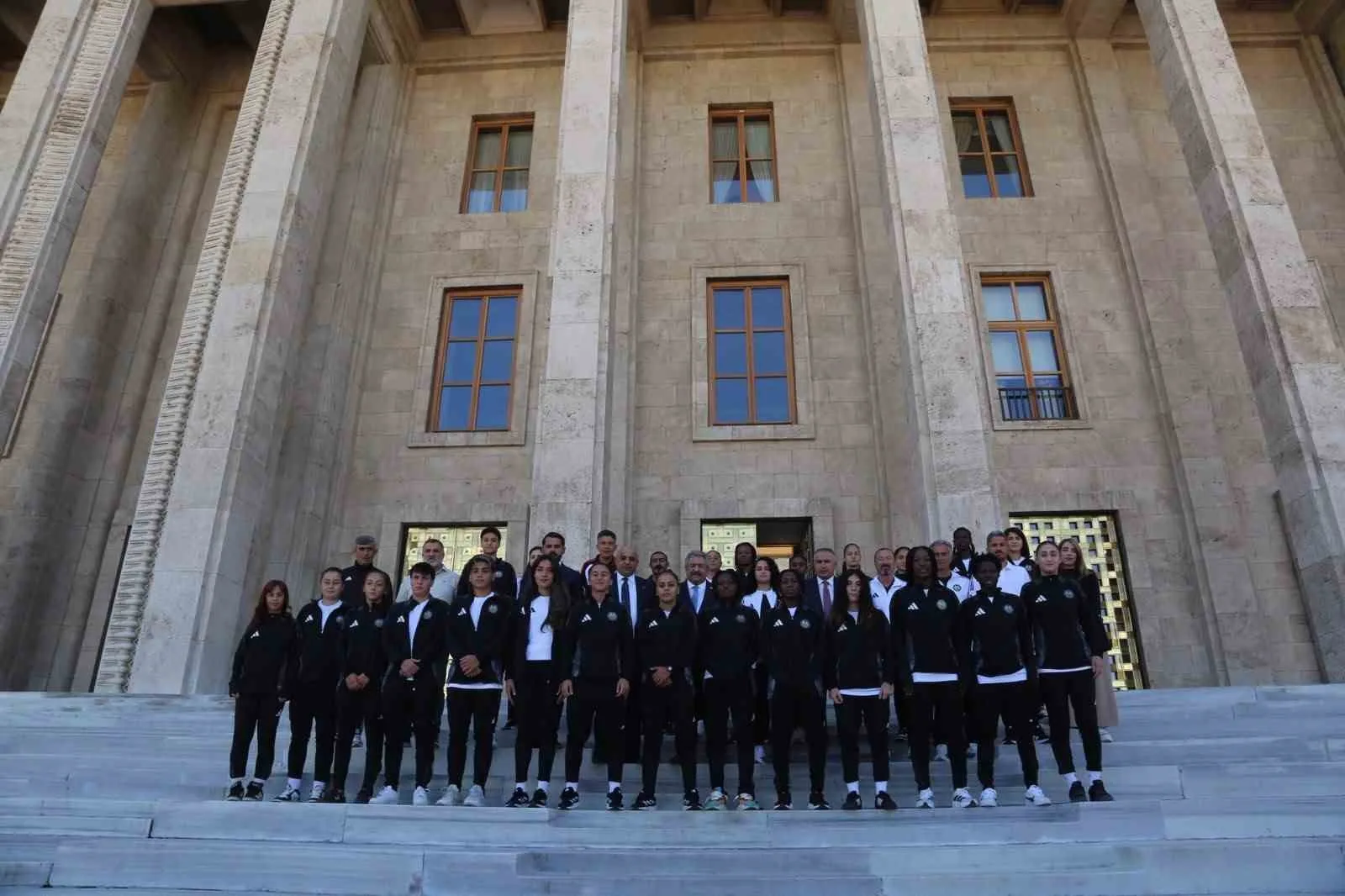 TÜRKİYE KADIN FUTBOL SÜPER LİGİ'NDE MÜCADELE EDEN YÜKSEKOVA SPOR KULÜBÜ, TBMM'DE MİLLİYETÇİ HAREKET PARTİSİ(MHP) GENEL BAŞKAN YARDIMCISI FETİ YILDIZ'I ZİYERET ETTİ.