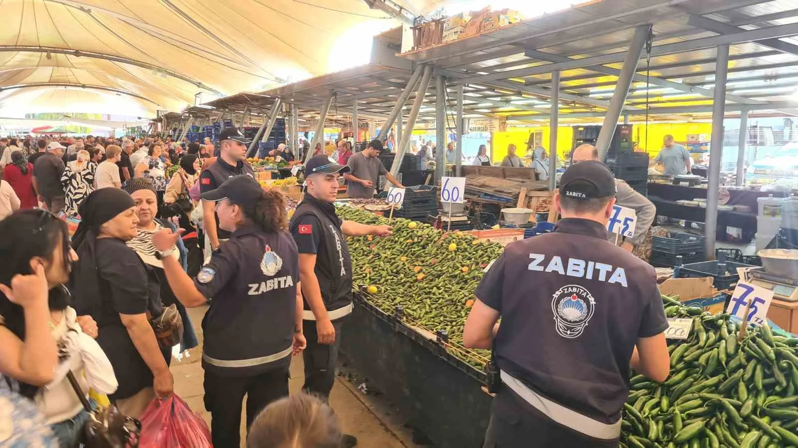 ZONGULDAK’IN ÇAYCUMA İLÇESİNDE ZABITA EKİPLERİ, İLÇE PAZARINDA ETİKET VE POŞET DENETİMİ GERÇEKLEŞTİRDİ.