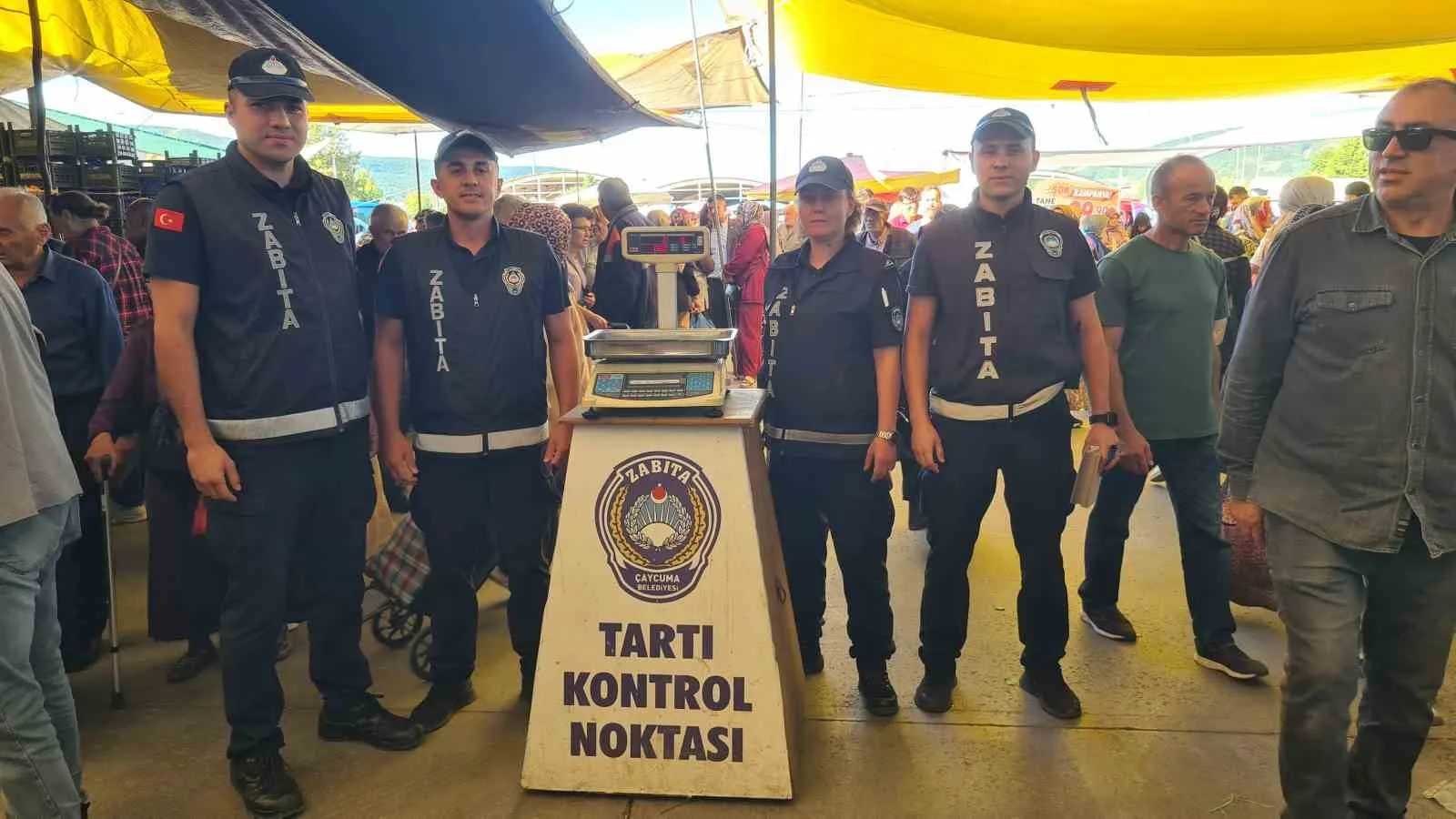 ZONGULDAK’IN ÇAYCUMA İLÇESİNDE ZABITA EKİPLERİ, İLÇE PAZARINDA ETİKET VE POŞET DENETİMİ GERÇEKLEŞTİRDİ.