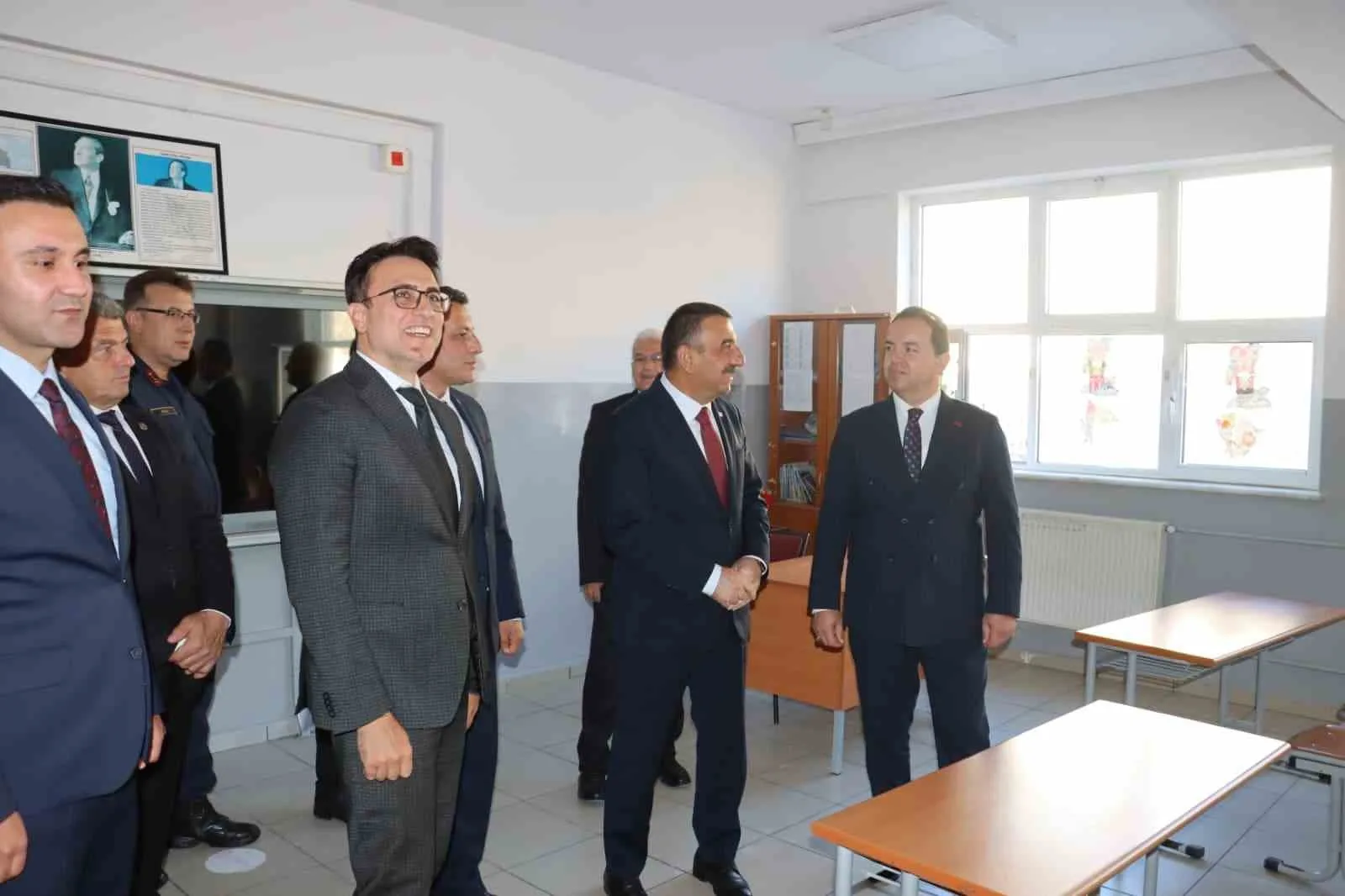 ZONGULDAK’TA DENETİMLİ SERBESTLİK KAPSAMINDA BULUNAN YÜKÜMLÜLER, KAMU YARARINA ÜCRETSİZ ÇALIŞMA YÜKÜMLÜLÜĞÜ KAPSAMINDA KARAMAN AMELE BİRLİĞİ İLKOKULU/ORTAOKULUNDA BAKIM VE YENİLEME ÇALIŞMALARINA KATKI SAĞLADI. ÇALIŞMALAR, ZONGULDAK VALİSİ OSMAN HACIBEKTAŞOĞLU TARAFINDAN YERİNDE İNCELENDİ.