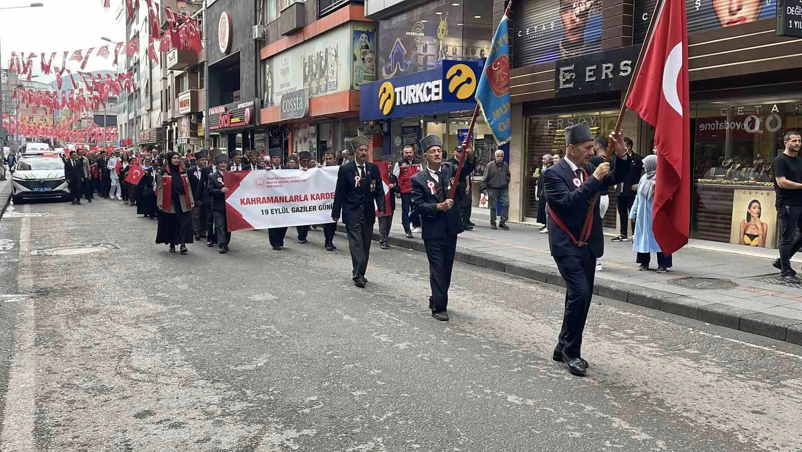 ZONGULDAK’TA 19 EYLÜL GAZİLER GÜNÜ DOLAYISIYLA KENT MERKEZİNDE KORTEJ YÜRÜYÜŞÜ DÜZENLENDİ.