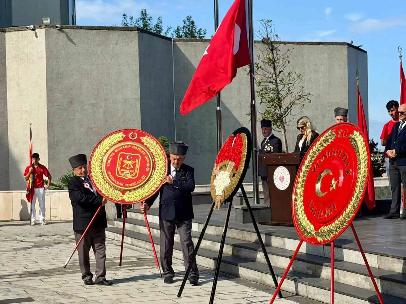 ZONGULDAK’TA 19 EYLÜL GAZİLER GÜNÜ DOLAYISIYLA ATATÜRK ANITI’NDA TÖREN DÜZENLENDİ. PROGRAMDA ANITA ÇELENK SUNULURKEN, SAYGI DURUŞUNDA BULUNULDU VE İSTİKLAL MARŞI OKUNDU.