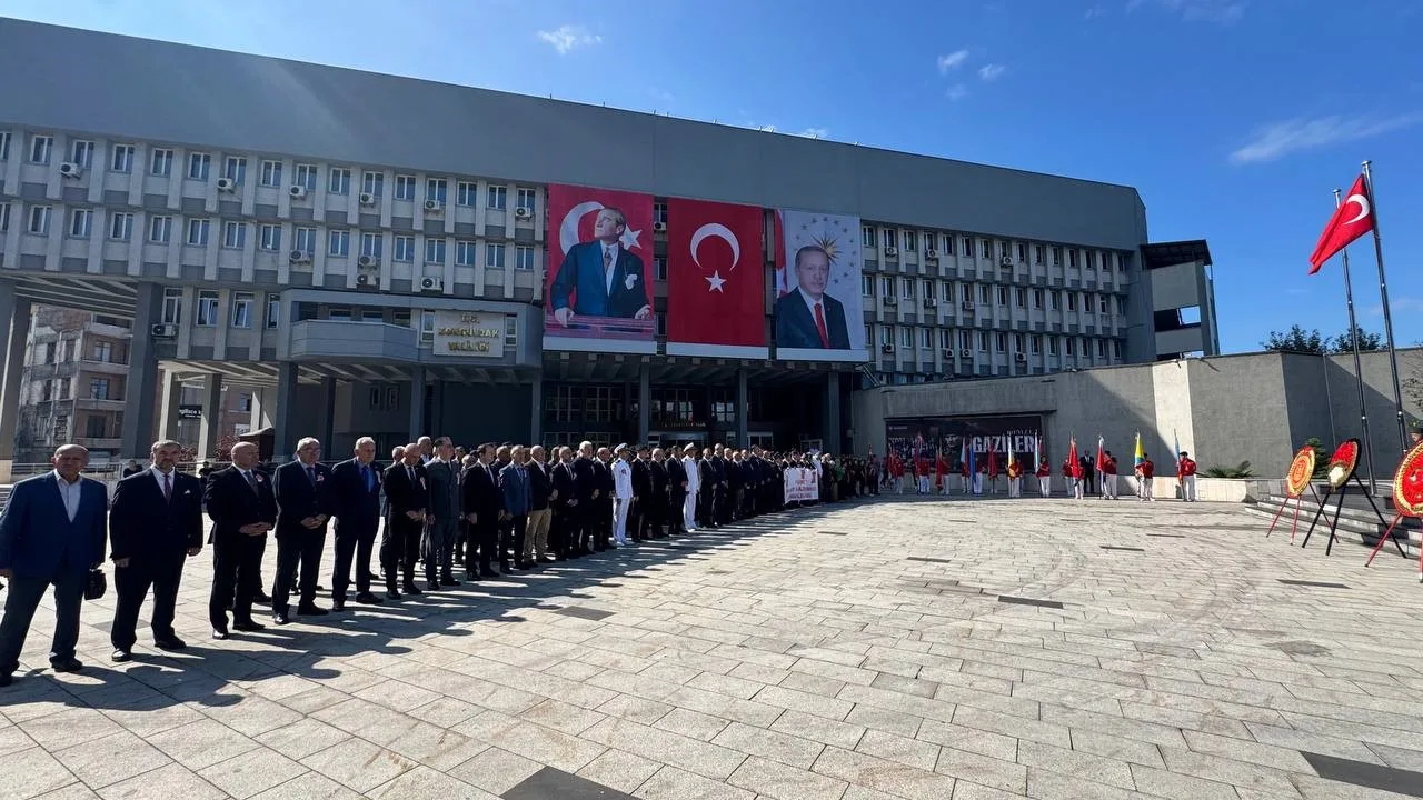 ZONGULDAK’TA 19 EYLÜL GAZİLER GÜNÜ DOLAYISIYLA ATATÜRK ANITI’NDA TÖREN DÜZENLENDİ. PROGRAMDA ANITA ÇELENK SUNULURKEN, SAYGI DURUŞUNDA BULUNULDU VE İSTİKLAL MARŞI OKUNDU.