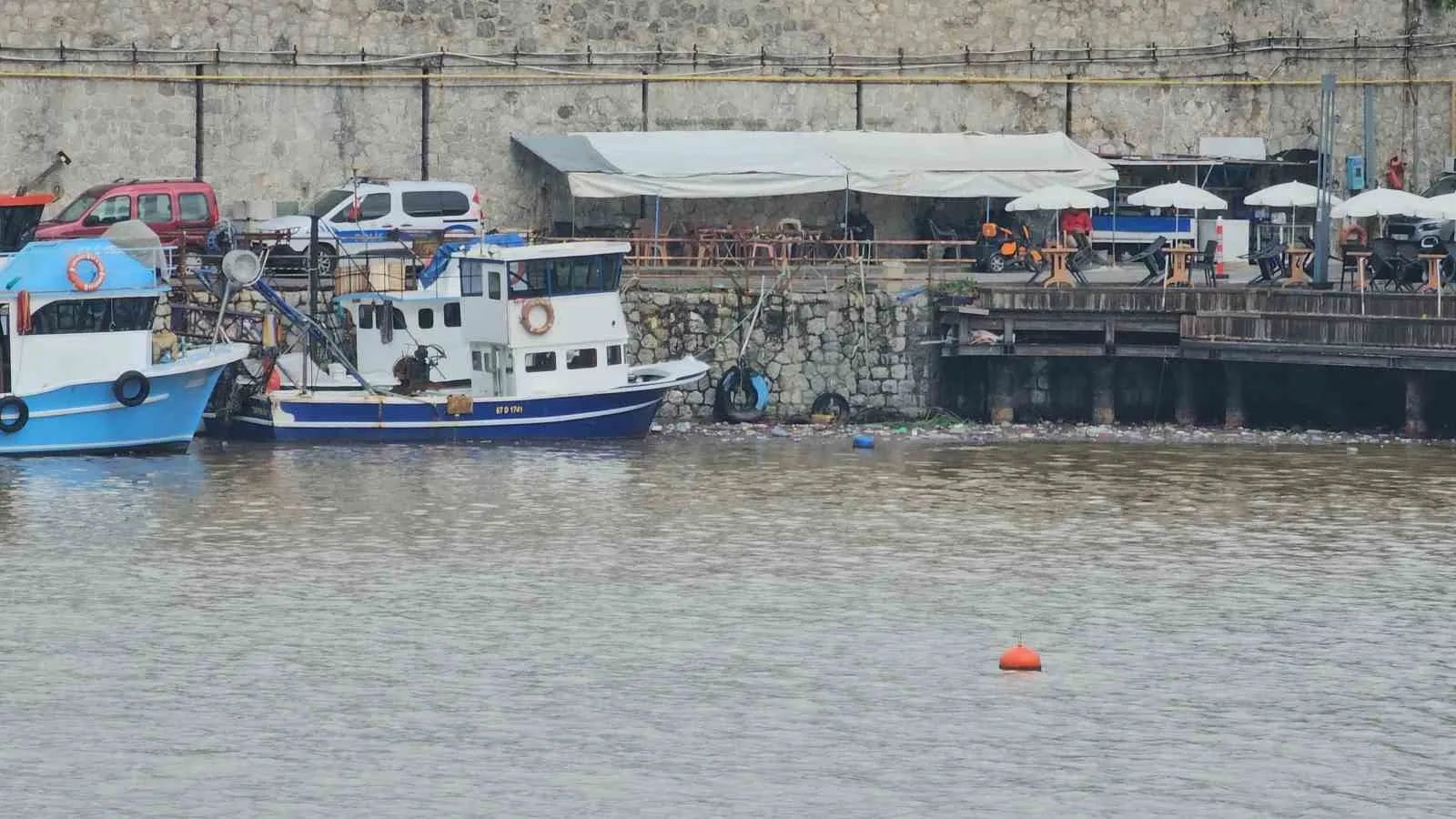 ZONGULDAK'TA ETKİLİ OLAN SAĞANAK YAĞIŞIN ARDINDAN TAŞKIN SULARININ TAŞIDIĞI ÇAMUR VE ATIKLAR LİMAN BÖLGESİNİ SARIYA BOYADI.