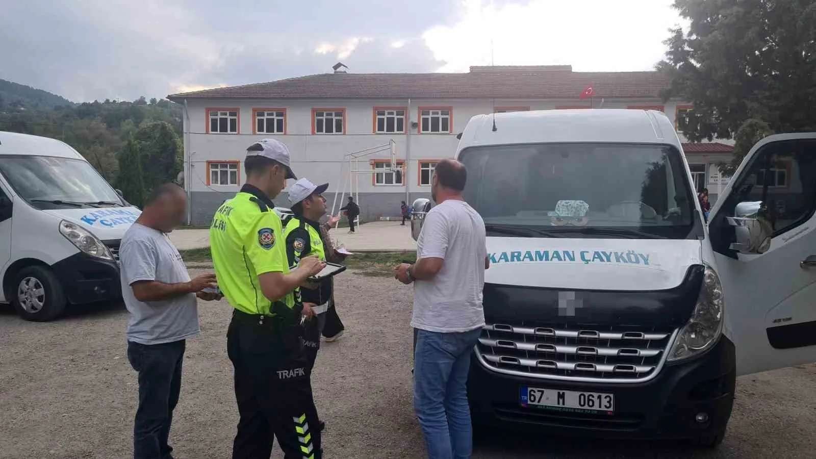 ZONGULDAK'TA OKUL SERVİS ARAÇLARINA YÖNELİK DENETİM FAALİYETLERİ HIZ KESMEDEN DEVAM EDİYOR