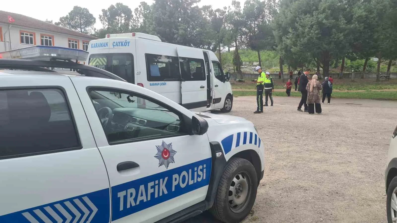 ZONGULDAK'TA OKUL SERVİS ARAÇLARINA YÖNELİK DENETİM FAALİYETLERİ HIZ KESMEDEN DEVAM EDİYOR