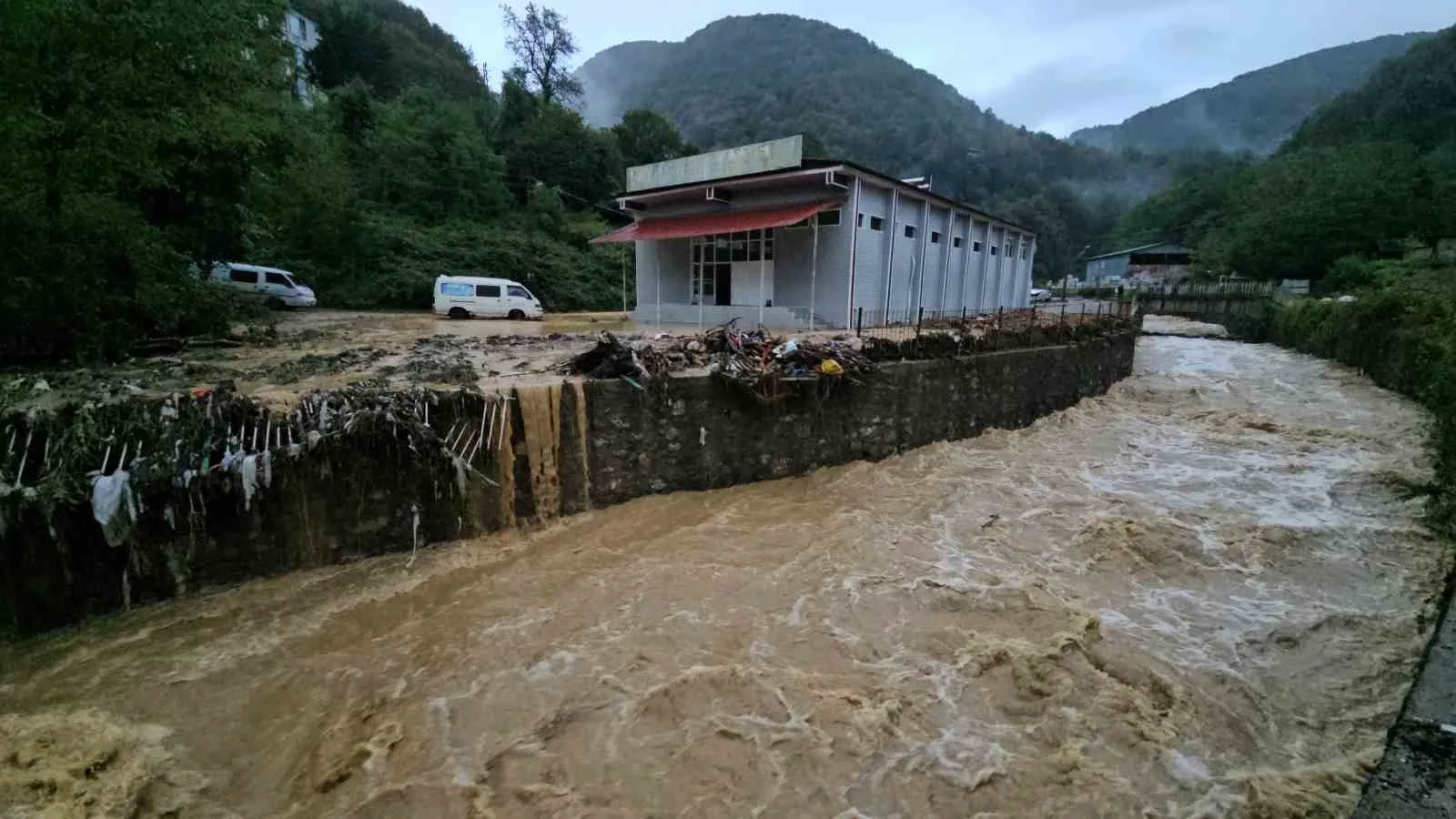 METEOROLOJİ GENEL MÜDÜRLÜĞÜNÜN BÖLGE İÇİN GÜNLER ÖNCESİNDEN YAPTIĞI ŞİDDETLİ YAĞIŞ VE SEL UYARISININ ARDINDAN ETKİLİ YAĞIŞLAR SEBEBİYLE KENTİN BİRÇOK NOKTASINDA BASKINLARINI YAŞANDI.