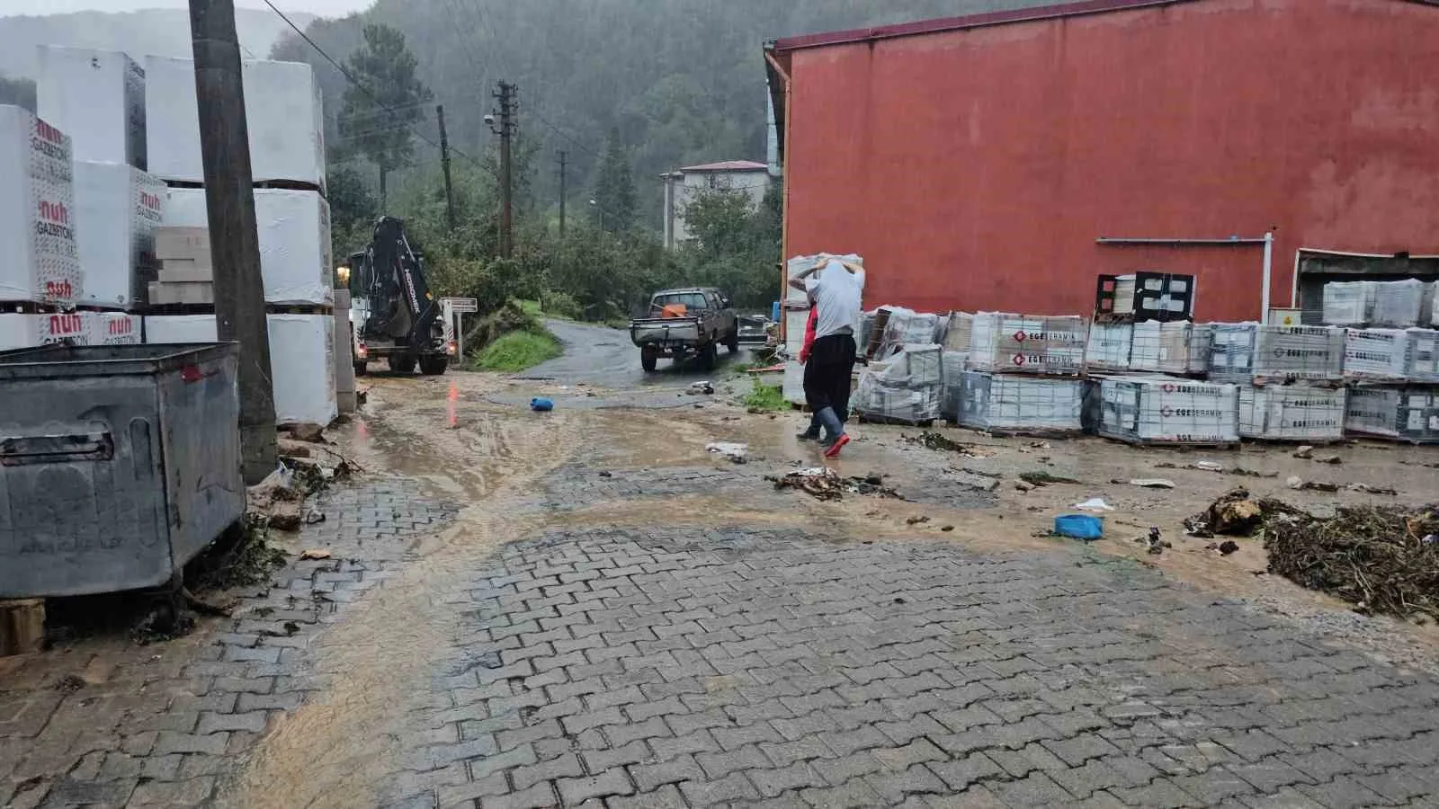METEOROLOJİ GENEL MÜDÜRLÜĞÜNÜN BÖLGE İÇİN GÜNLER ÖNCESİNDEN YAPTIĞI ŞİDDETLİ YAĞIŞ VE SEL UYARISININ ARDINDAN ETKİLİ YAĞIŞLAR SEBEBİYLE KENTİN BİRÇOK NOKTASINDA BASKINLARINI YAŞANDI.