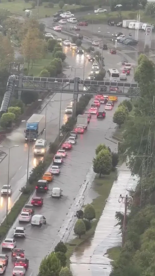 METEOROLOJİ GENEL MÜDÜRLÜĞÜNÜN BÖLGE İÇİN GÜNLER ÖNCESİNDEN YAPTIĞI ŞİDDETLİ YAĞIŞ VE SEL UYARISININ ARDINDAN ETKİLİ YAĞIŞLAR SEBEBİYLE KENTİN BİRÇOK NOKTASINDA BASKINLARINI YAŞANDI.