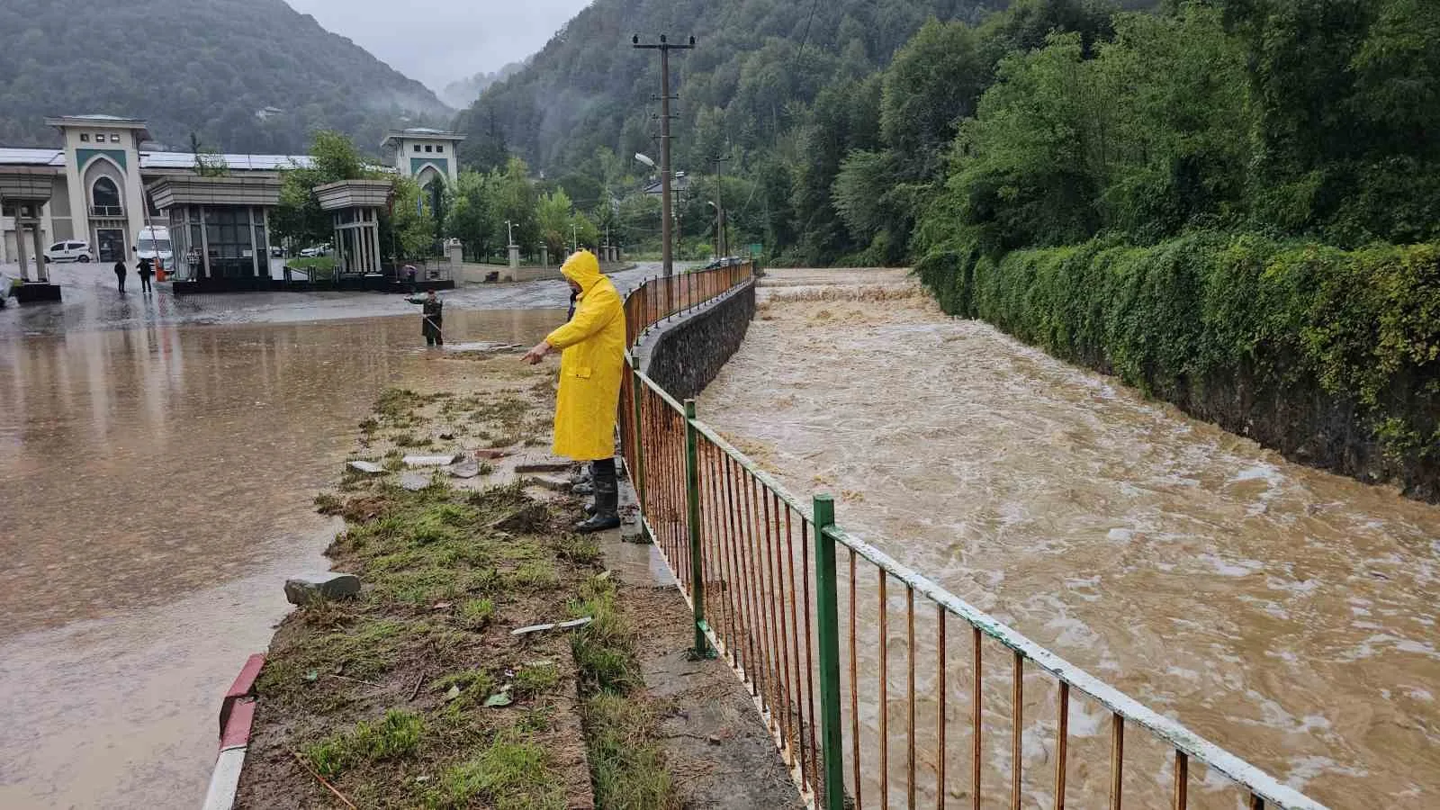 METEOROLOJİ GENEL MÜDÜRLÜĞÜNÜN BÖLGE İÇİN GÜNLER ÖNCESİNDEN YAPTIĞI ŞİDDETLİ YAĞIŞ VE SEL UYARISININ ARDINDAN ETKİLİ YAĞIŞLAR SEBEBİYLE KENTİN BİRÇOK NOKTASINDA BASKINLARINI YAŞANDI.