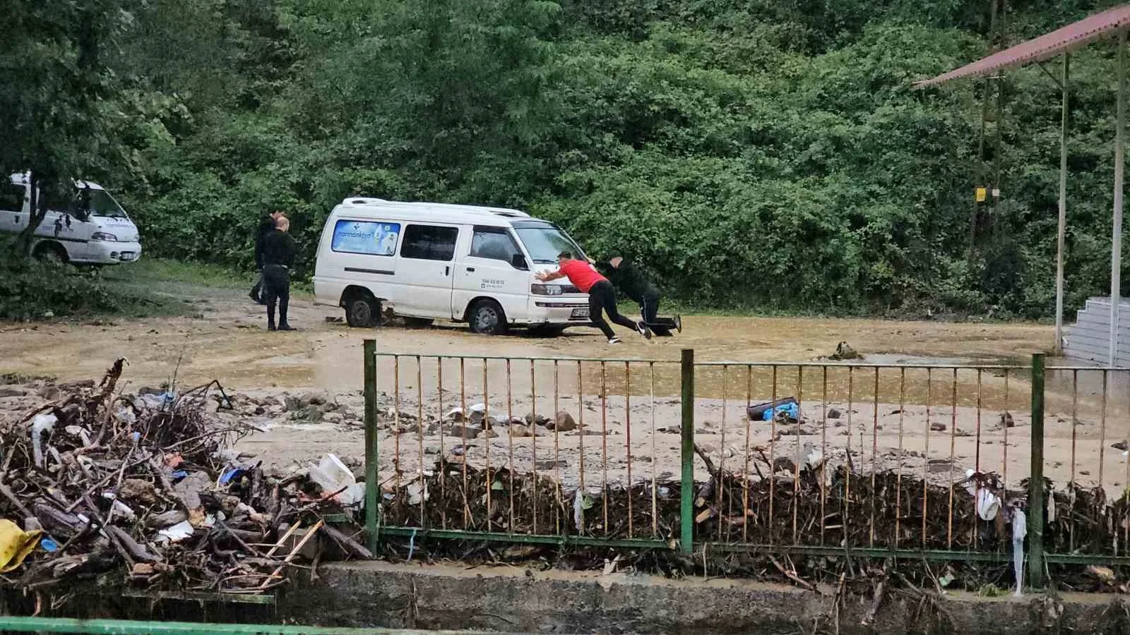 METEOROLOJİ GENEL MÜDÜRLÜĞÜNÜN BÖLGE İÇİN GÜNLER ÖNCESİNDEN YAPTIĞI ŞİDDETLİ YAĞIŞ VE SEL UYARISININ ARDINDAN ETKİLİ YAĞIŞLAR SEBEBİYLE KENTİN BİRÇOK NOKTASINDA BASKINLARINI YAŞANDI.