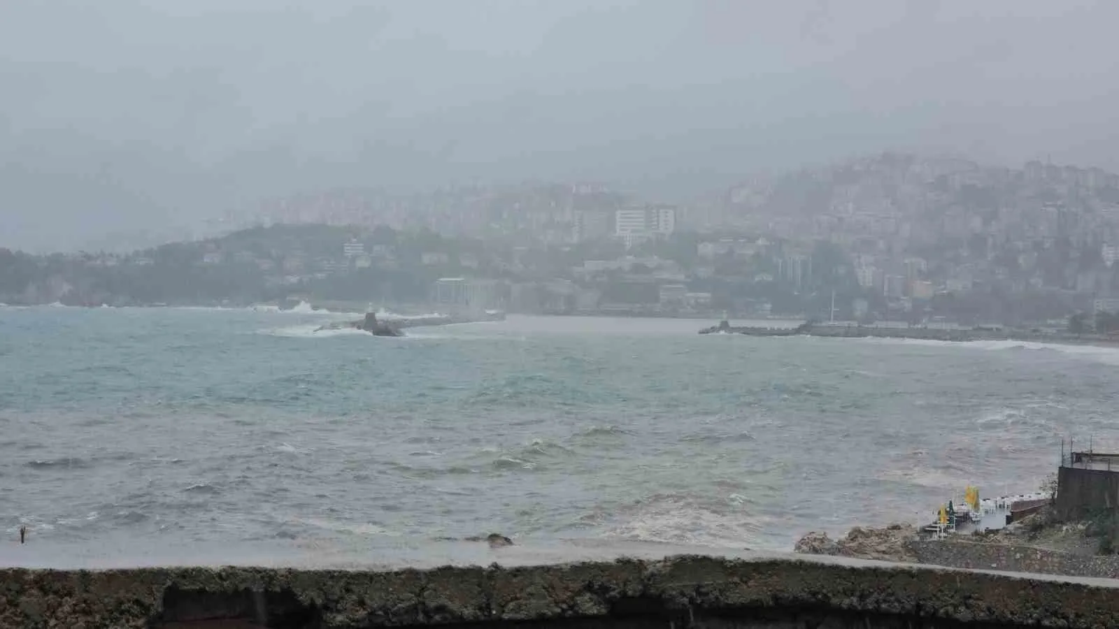 ZONGULDAK’TA SABAH SAATLERİNDE ETKİLİ OLAN SAĞANAK VE RÜZGAR,  LİMANDA DALGALARA NEDEN OLURKEN DERELERİN TAŞIDIĞI ÇAMURLU SU NEDENİYLE DENİZİN RENGİ SARIYA DÖNDÜ.