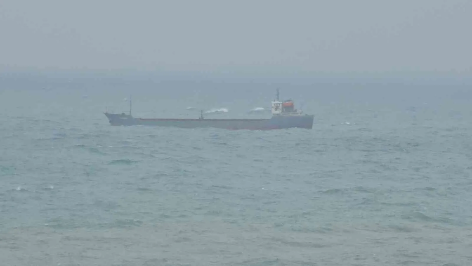 ZONGULDAK’TA SABAH SAATLERİNDE ETKİLİ OLAN SAĞANAK VE RÜZGAR,  LİMANDA DALGALARA NEDEN OLURKEN DERELERİN TAŞIDIĞI ÇAMURLU SU NEDENİYLE DENİZİN RENGİ SARIYA DÖNDÜ.