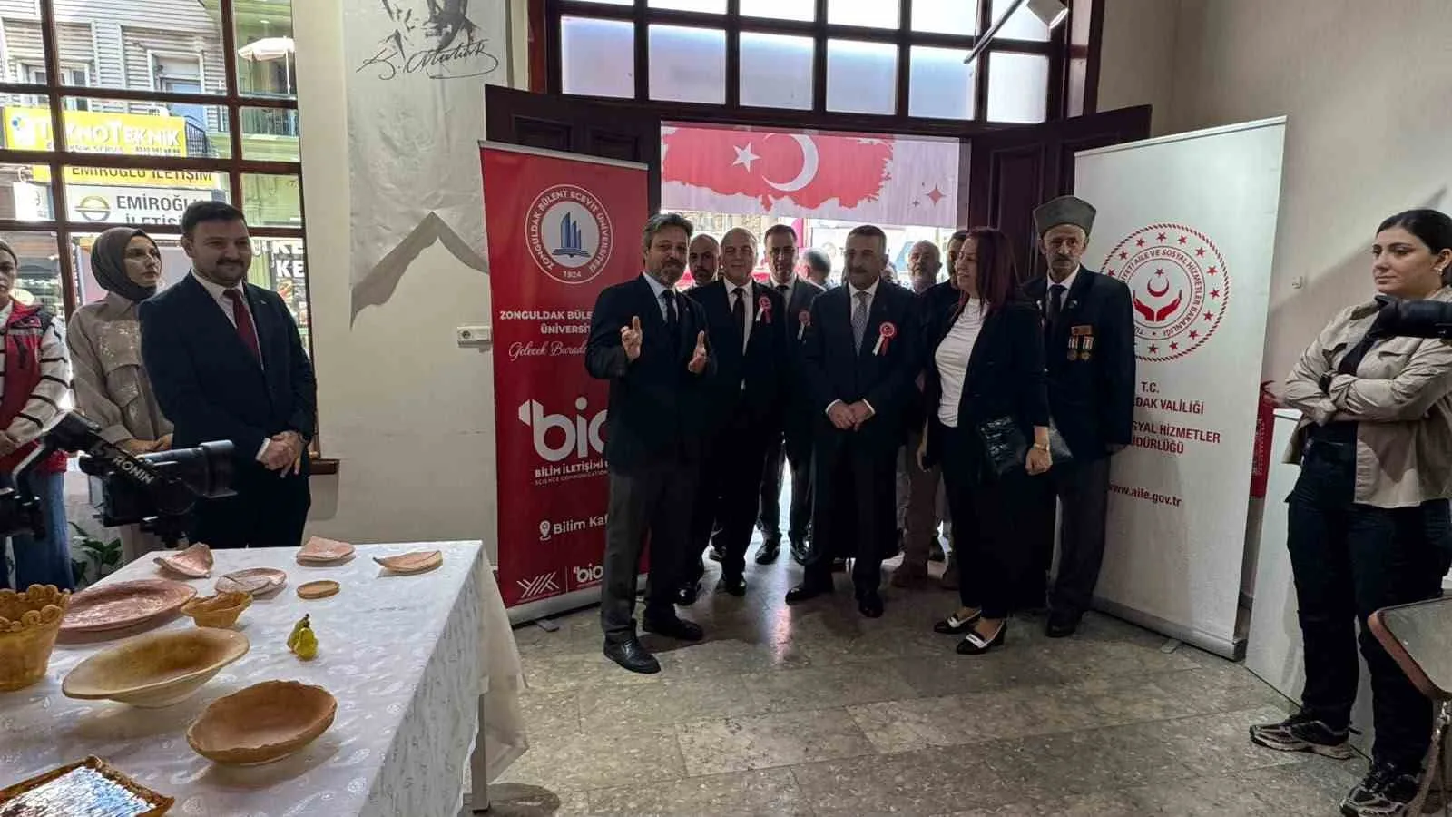 19 EYLÜL GAZİLER GÜNÜ DOLAYISIYLA ZONGULDAK’TA ŞEHİT ANNELERİ VE GAZİ EŞLERİNİN HAZIRLADIĞI SERAMİK ESERLERDEN OLUŞAN SERGİ AÇILDI.