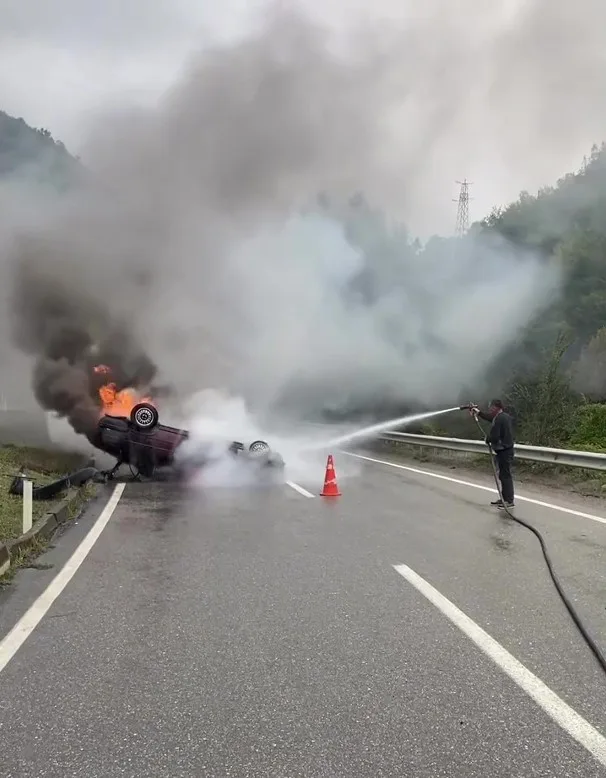 ZONGULDAK’IN SAPÇA MEVKİSİNDE KONTROLDEN ÇIKAN OTOMOBİL TAKLA ATARAK ALEVLERE TESLİM OLDU. KAZADA ARAÇTA BULUNAN E.Ç. YARALANDI.