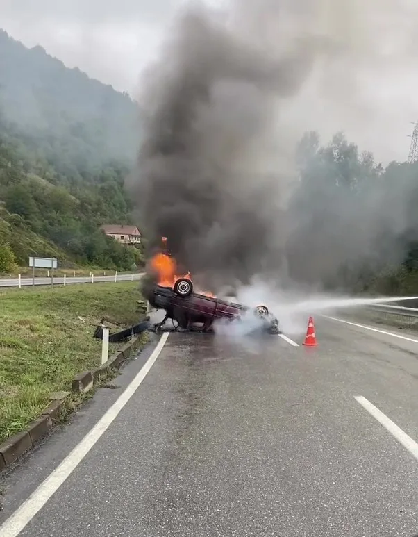 ZONGULDAK’IN SAPÇA MEVKİSİNDE KONTROLDEN ÇIKAN OTOMOBİL TAKLA ATARAK ALEVLERE TESLİM OLDU. KAZADA ARAÇTA BULUNAN E.Ç. YARALANDI.