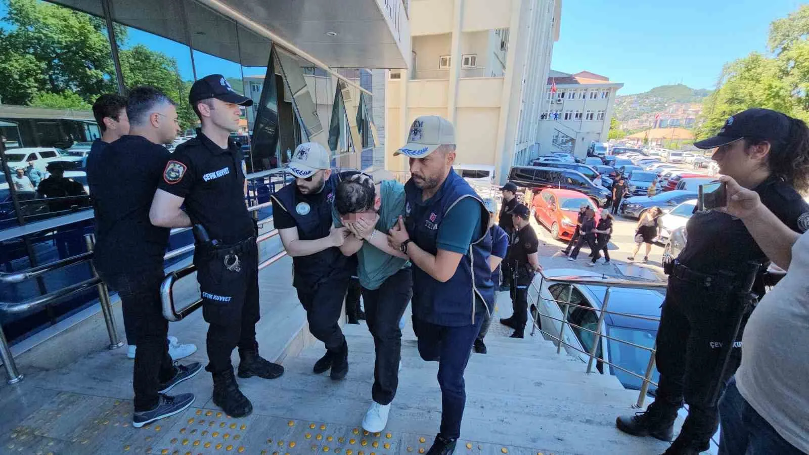 ZONGULDAK'TA POLİS EKİPLERİNCE YASA DIŞI TERÖR ÖRGÜTLERİNE YÖNELİK DÜZENLENEN OPERASYONDA TUTUKLANAN 3'Ü TUTUKLU 4 ÜNİVERSİTE ÖĞRENCİSİ HAKİM KARŞISINA ÇIKTI. VERİLEN ARA KARARDA 2 SANIĞIN TAHLİYESİNE KARAR VERİLDİ.