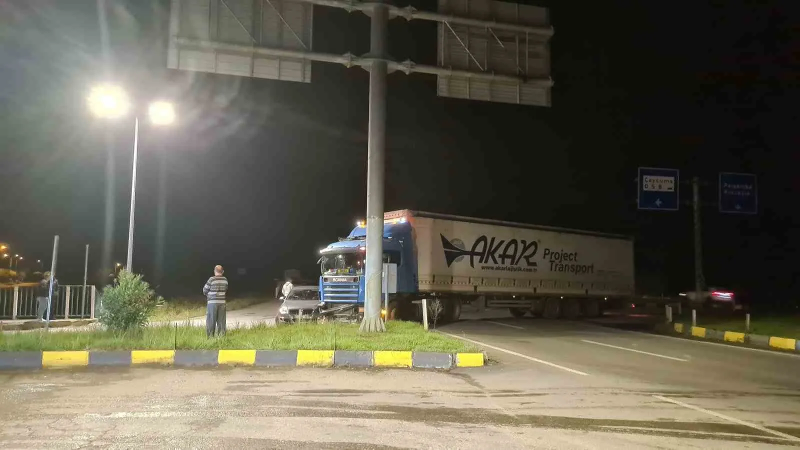 ZONGULDAK'IN ÇAYCUMA İLÇESİNDE, ANA YOLA ÇIKIŞ YAPMAKTA OLAN BİR TIR İLE SEYİR HALİNDEKİ OTOMOBİL KAVŞAK NOKTASINDA BÜYÜK BİR ŞİDDETLE ÇARPIŞTI.