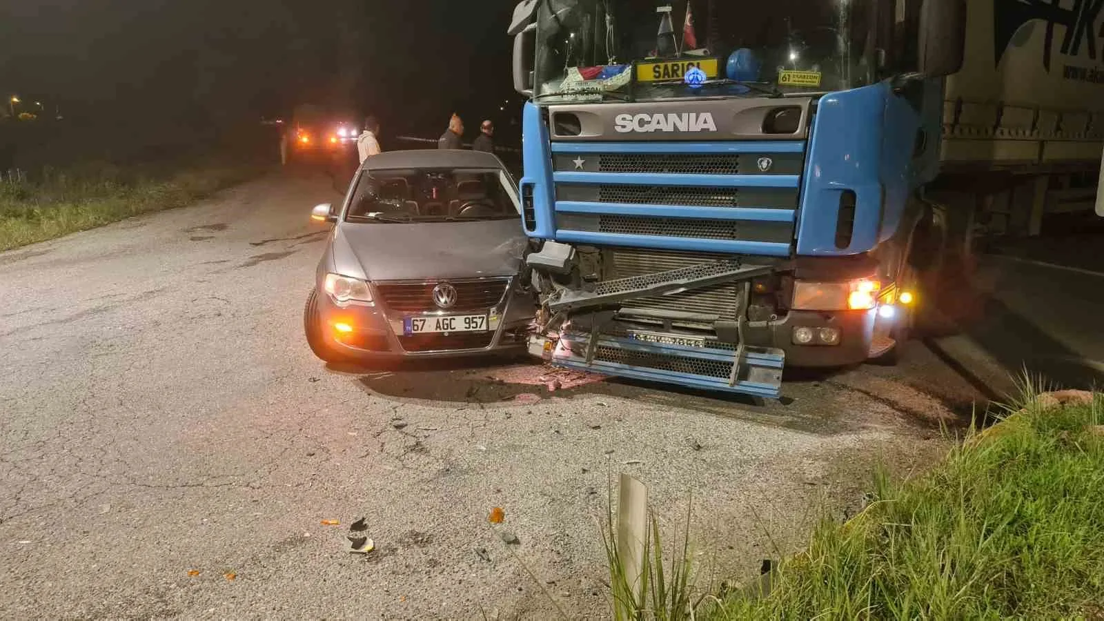 ZONGULDAK'IN ÇAYCUMA İLÇESİNDE, ANA YOLA ÇIKIŞ YAPMAKTA OLAN BİR TIR İLE SEYİR HALİNDEKİ OTOMOBİL KAVŞAK NOKTASINDA BÜYÜK BİR ŞİDDETLE ÇARPIŞTI.