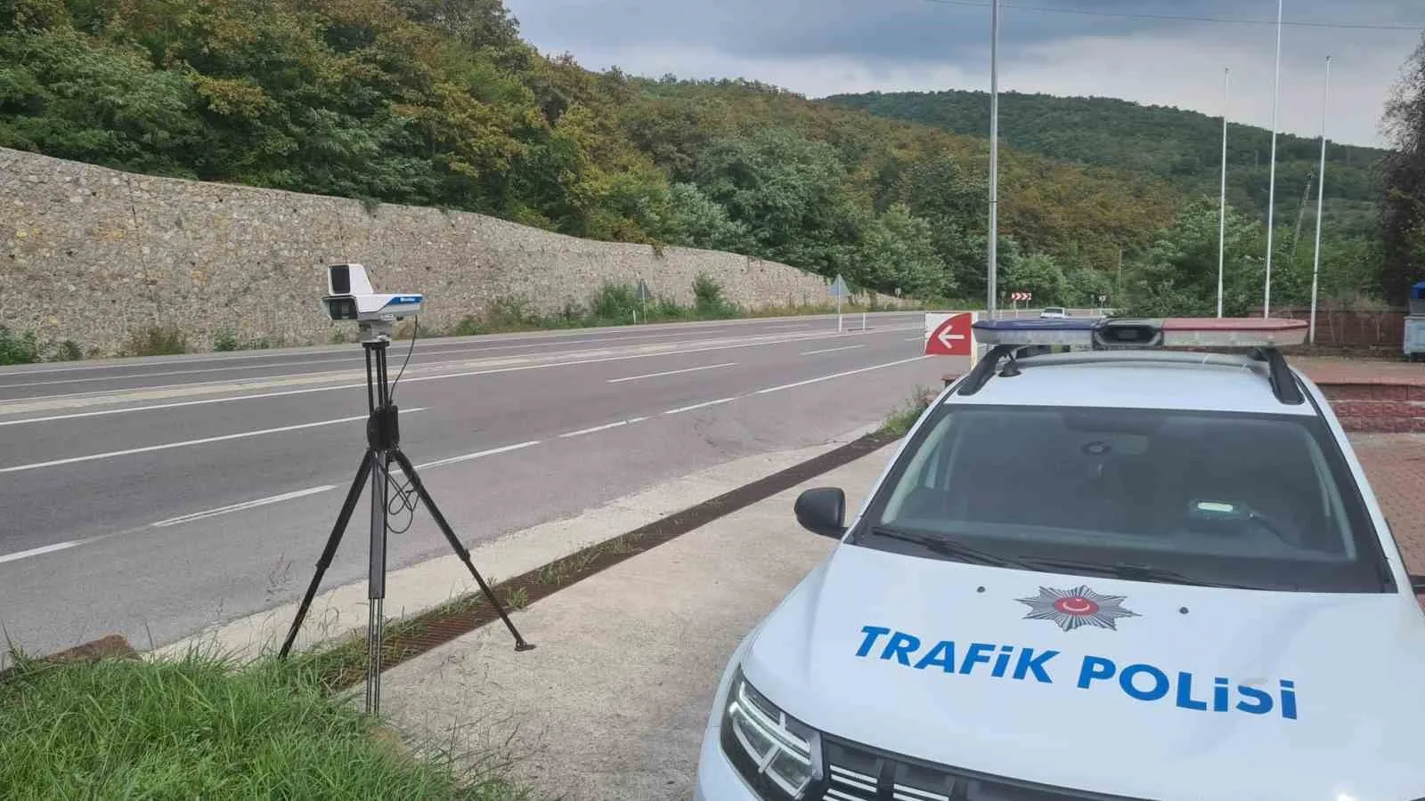 ZONGULDAK BÖLGE TRAFİK DENETLEME ŞUBE MÜDÜRLÜĞÜ EKİPLERİ, KARAMAN BELDESİ ÇUKURÖREN MEVKİSİNDE KARA YOLU ÜZERİNDE YAPAY ZEKA DESTEKLİ YENİ NESİL HIZ TESPİT CİHAZLARI İLE GENİŞ ÇAPLI UYGULAMALAR GERÇEKLEŞTİRDİ.