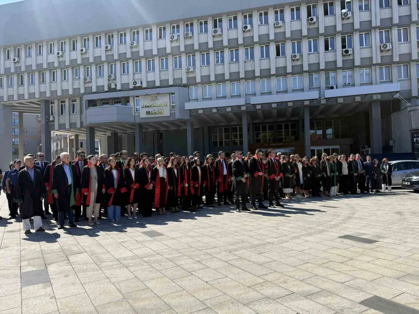 ZONGULDAK VALİLİĞİ ÖNÜNDEKİ TÖRENDE, ZONGULDAK CUMHURİYET BAŞSAVCILIĞI VE ZONGULDAK BAROSU BAŞKANLIĞINCA ATATÜRK ANITI'NA ÇELENK SUNULDU.