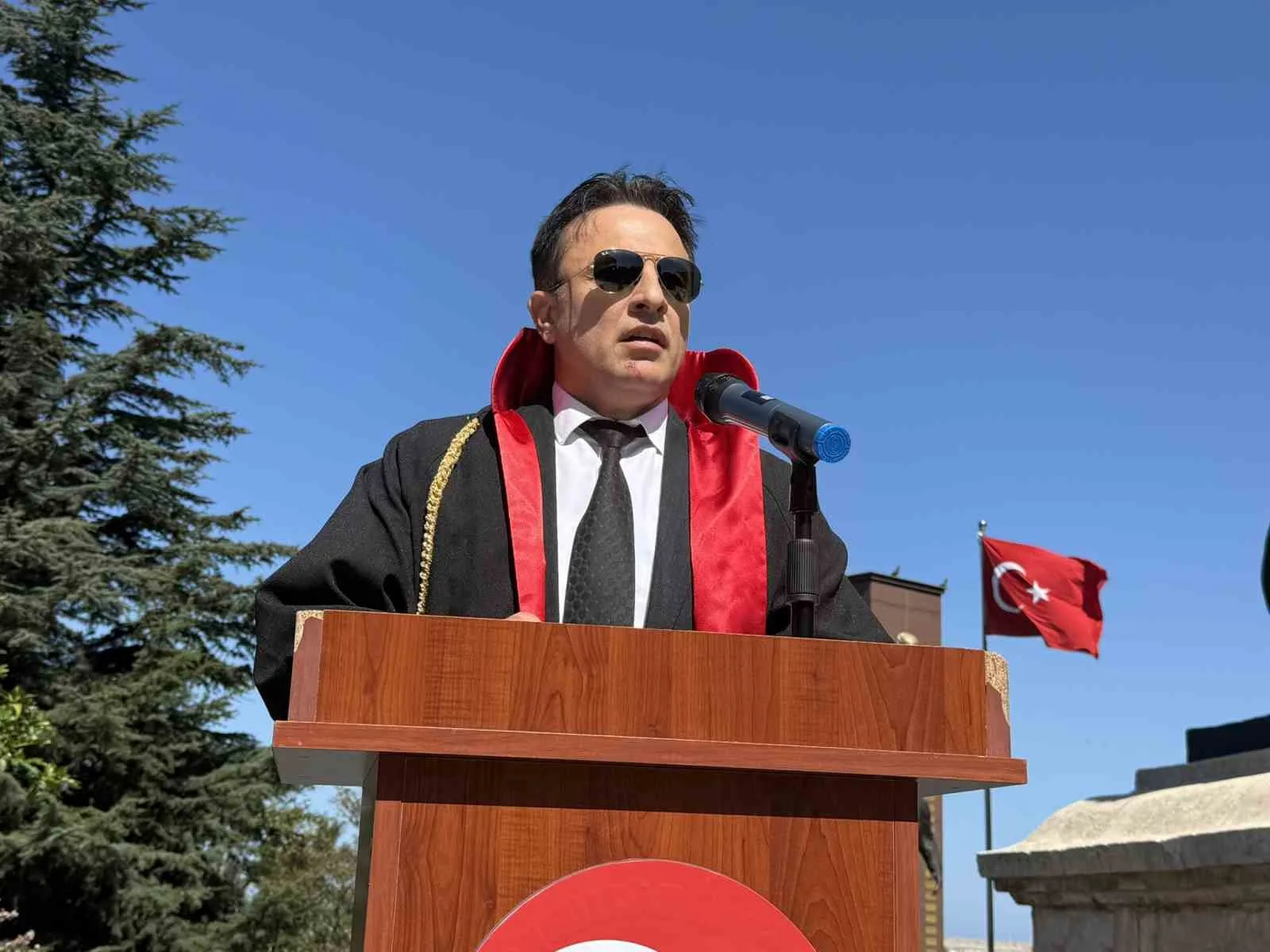 SAYGI DURUŞUNDA BULUNULMASININ ARDINDAN İSTİKLAL MARŞI'NIN OKUNMASIYLA DEVAM EDEN TÖRENDE KONUŞAN ZONGULDAK CUMHURİYET BAŞSAVCISI GÖKHAN KAPAĞAN, YENİ ADLİ YILIN ÜLKEYE, YARGI CAMİASINA VE ZONGULDAK'A HAYIRLI OLMASINI DİLEDİ.