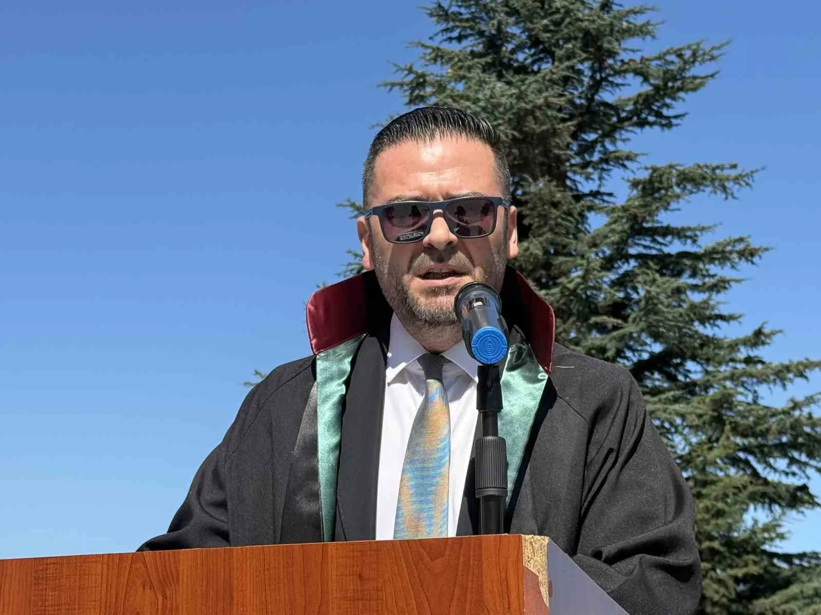 YENİ ADLİ YILIN ÜLKEYE VE HUKUK CAMİASINA HAYIRLI OLMASINI DİLEYEN ZONGULDAK BAROSU BAŞKANI TÜRKER KAPKAÇ DA "ADALET YALNIZCA MAHKEME SALONLARINDA VERİLEN KARARLARDAN İBARET DEĞİLDİR. HAKSIZLIĞA UĞRAYANIN YANINDA DURABİLMEK, GÜÇSÜZÜN SESİNİ DUYURABİLMEK VE HAK ARAYAN YURTTAŞIN KARŞISINA DUVAR DEĞİL, HUKUK KOYABİLMEKTİR. ADALETİN OLMADIĞI YERDE DEVLET ZAYIFLAR, HUKUKUN OLMADIĞI YERDE TOPLUM YORULUR, SAVUNMANIN SUSTUĞU YERDE İSE HAKİKAT EKSİK KALIR" İFADELERİNE YER VERDİ.