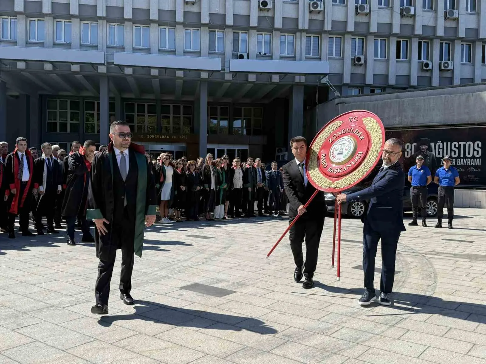 ZONGULDAK VALİLİĞİ ÖNÜNDEKİ TÖRENDE, ZONGULDAK CUMHURİYET BAŞSAVCILIĞI VE ZONGULDAK BAROSU BAŞKANLIĞINCA ATATÜRK ANITI'NA ÇELENK SUNULDU.