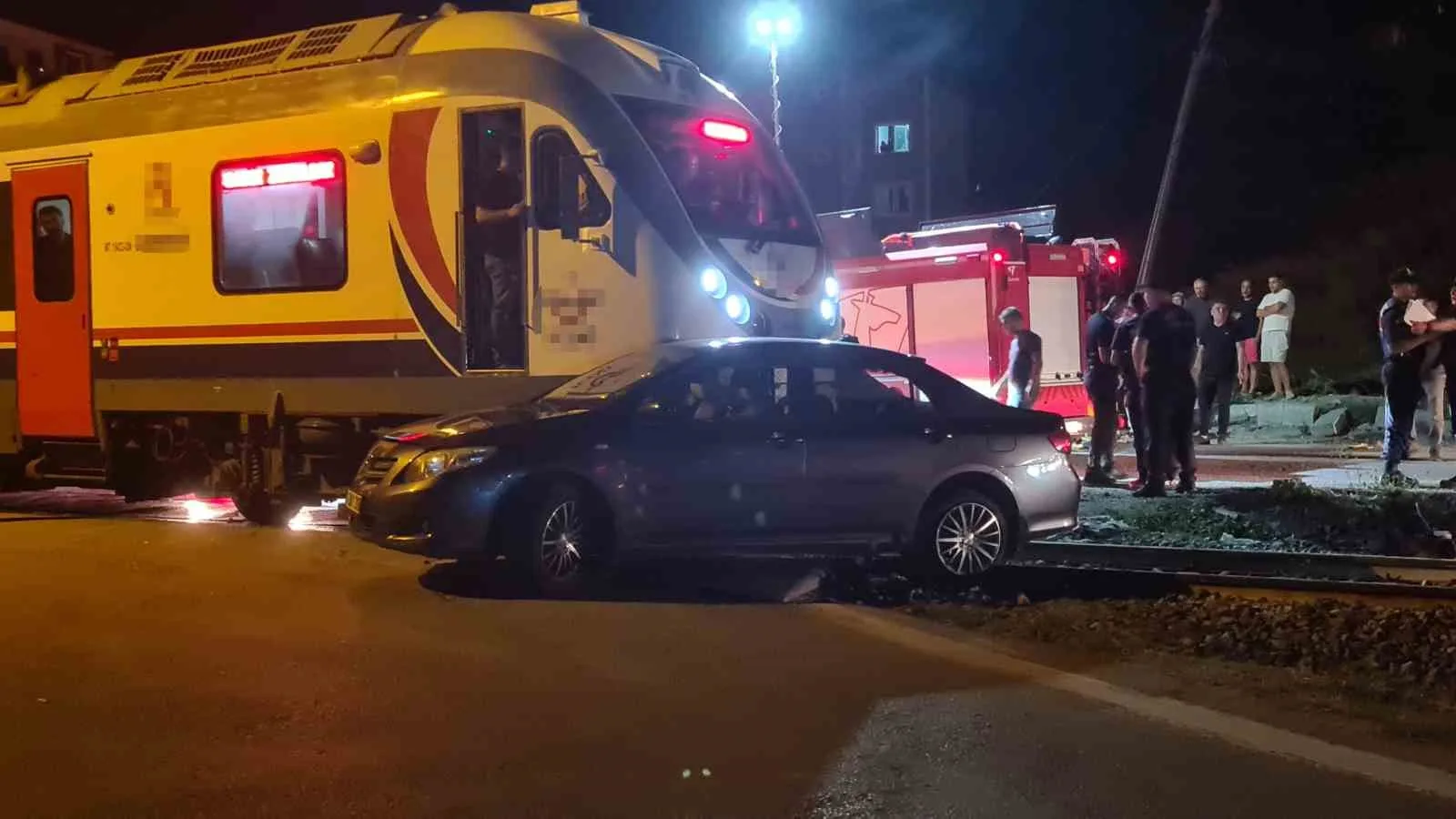 ZONGULDAK’TA BİR YOLCU TRENİ HEMZEMİN GEÇİTTEN GEÇMEYE ÇALIŞAN OTOMOBİLLE ÇARPIŞTI. KAZADA ARAÇTA BULUNAN 5 KİŞİ YARALANDI.