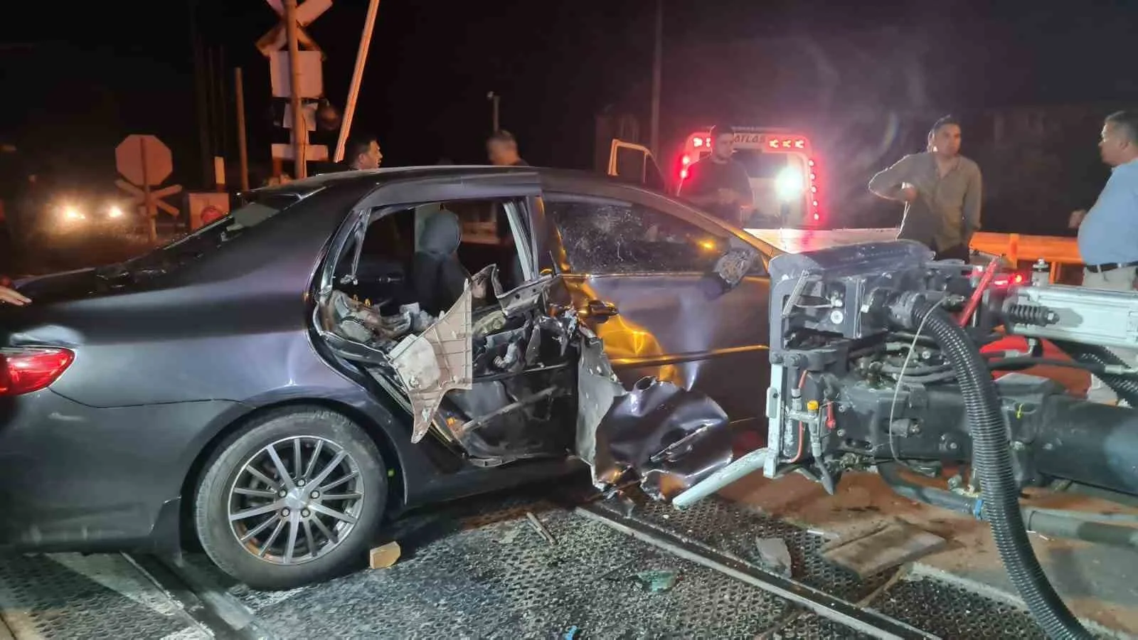 ZONGULDAK’TA BİR YOLCU TRENİ HEMZEMİN GEÇİTTEN GEÇMEYE ÇALIŞAN OTOMOBİLLE ÇARPIŞTI. KAZADA ARAÇTA BULUNAN 5 KİŞİ YARALANDI.
