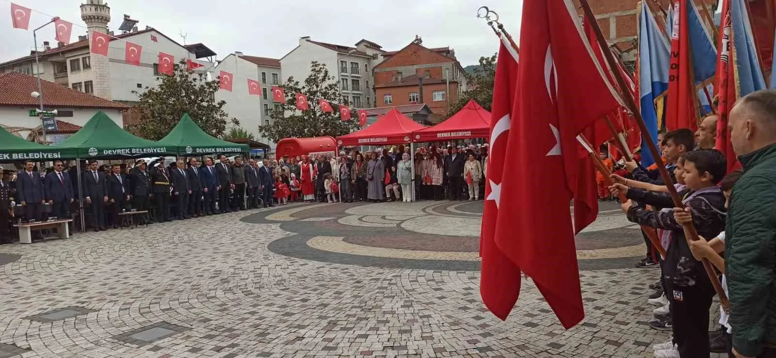 KUTLAMALARA PROTOPKOLÜN YANI SIRA  YÜZLERCE DAVETLİ VE ÖĞRENCİ KATILDI