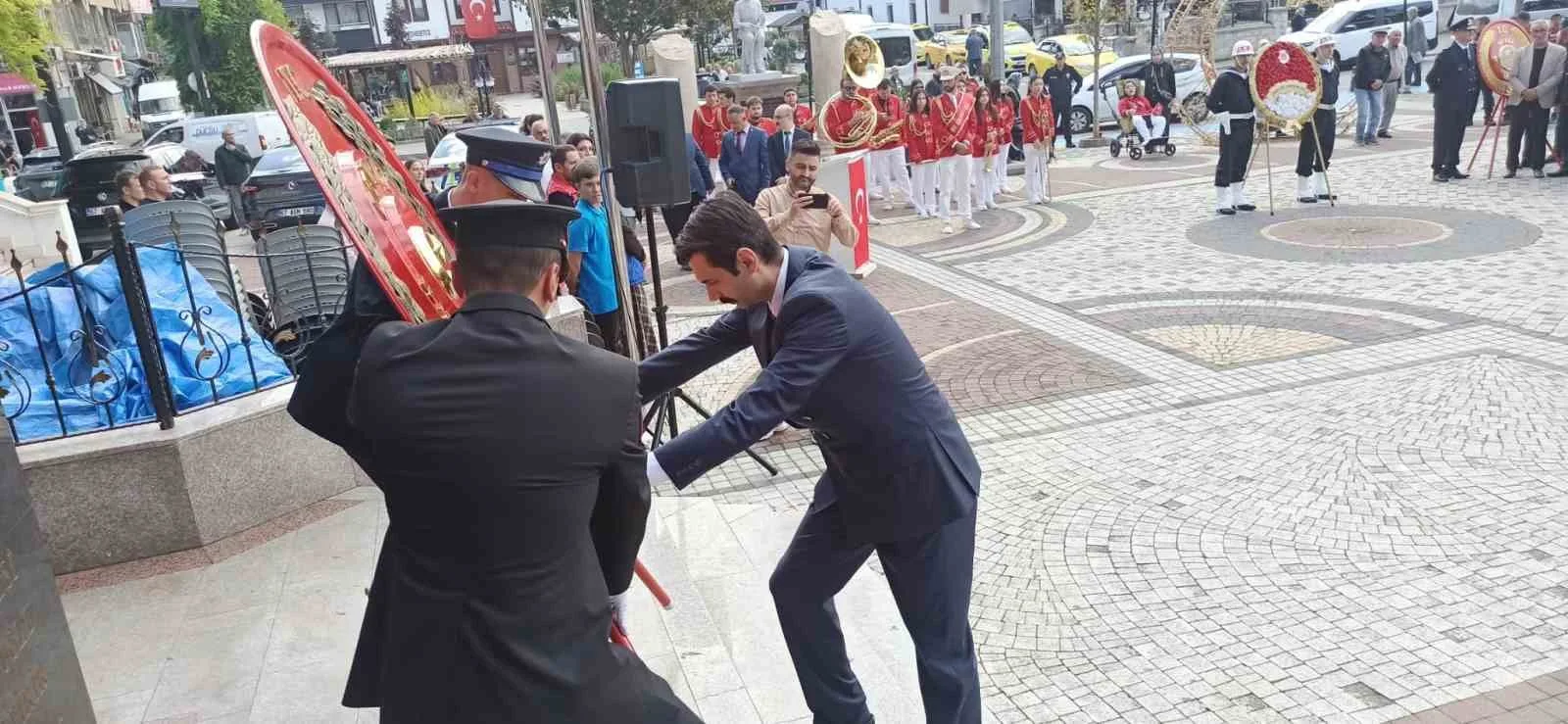 KAYMAKAMLIK, GARNİZON KOMUTANLIĞI VE BELEDİYE BAŞKANLIĞI ÇELENKLERİANITA ÇELENKLERİNİ KOYDULAR