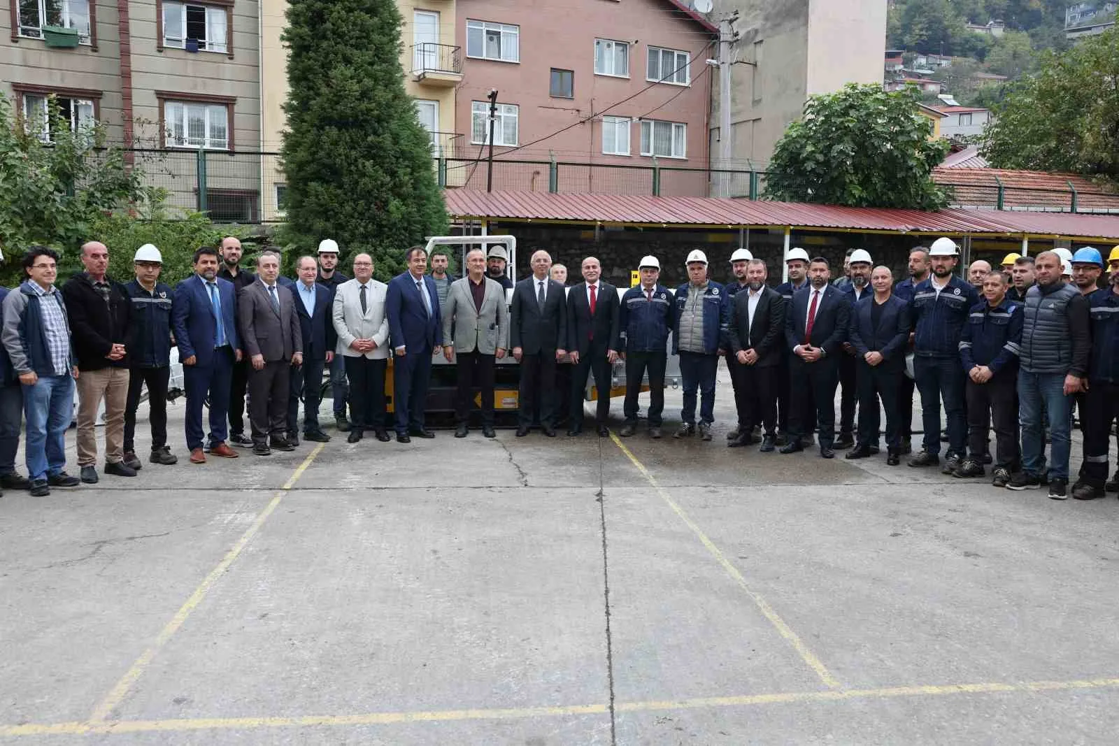 TÜRKİYE TAŞKÖMÜRÜ KURUMU (TTK) İLE ZONGULDAK BÜLENT ECEVİT ÜNİVERSİTESİ (BEUN) İŞ BİRLİĞİNDE, YER ALTI KÖMÜR OCAKLARINDA KULLANILMAK ÜZERE ELEKTROHİDROLİK YÜKLEYİCİ GELİŞTİRİLDİ. YAKLAŞIK 200 BİN DOLARLIK MALİYETLE ORTAYA ÇIKARILAN İLK PROTOTİPİN, YURT DIŞINDAN 500 BİN DOLARA İTHAL EDİLEN BENZER MAKİNELERİN YERİNİ ALMASI HEDEFLENİYOR.