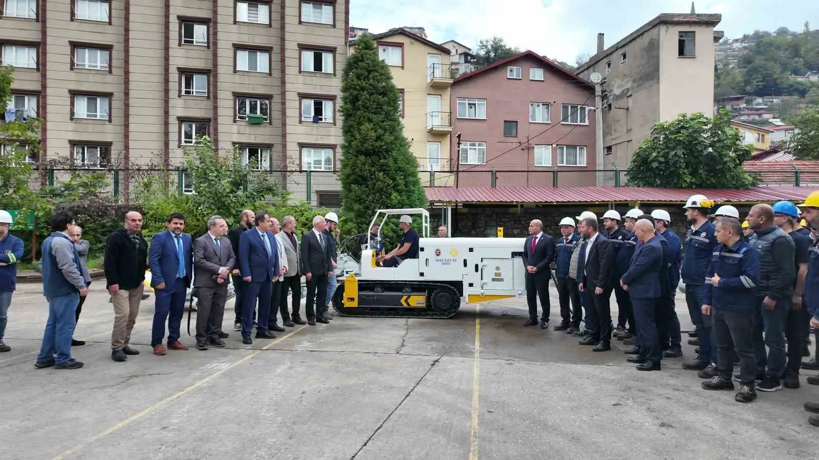 TÜRKİYE TAŞKÖMÜRÜ KURUMU (TTK) İLE ZONGULDAK BÜLENT ECEVİT ÜNİVERSİTESİ (BEUN) İŞ BİRLİĞİNDE, YER ALTI KÖMÜR OCAKLARINDA KULLANILMAK ÜZERE ELEKTROHİDROLİK YÜKLEYİCİ GELİŞTİRİLDİ. YAKLAŞIK 200 BİN DOLARLIK MALİYETLE ORTAYA ÇIKARILAN İLK PROTOTİPİN, YURT DIŞINDAN 500 BİN DOLARA İTHAL EDİLEN BENZER MAKİNELERİN YERİNİ ALMASI HEDEFLENİYOR.