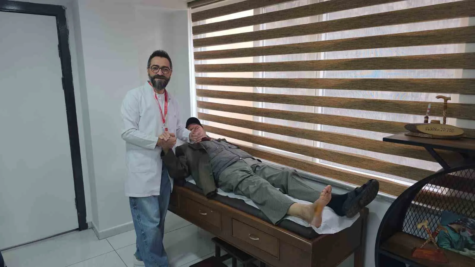 BACAĞININ KESİLMESİ GÜNDEME GELEN ÜSTÜNKUL, YAKLAŞIK 3 AY SÜREN TEDAVİNİN ARDINDAN SAĞLIĞINA KAVUŞARAK YENİDEN YÜRÜMEYE BAŞLADI.