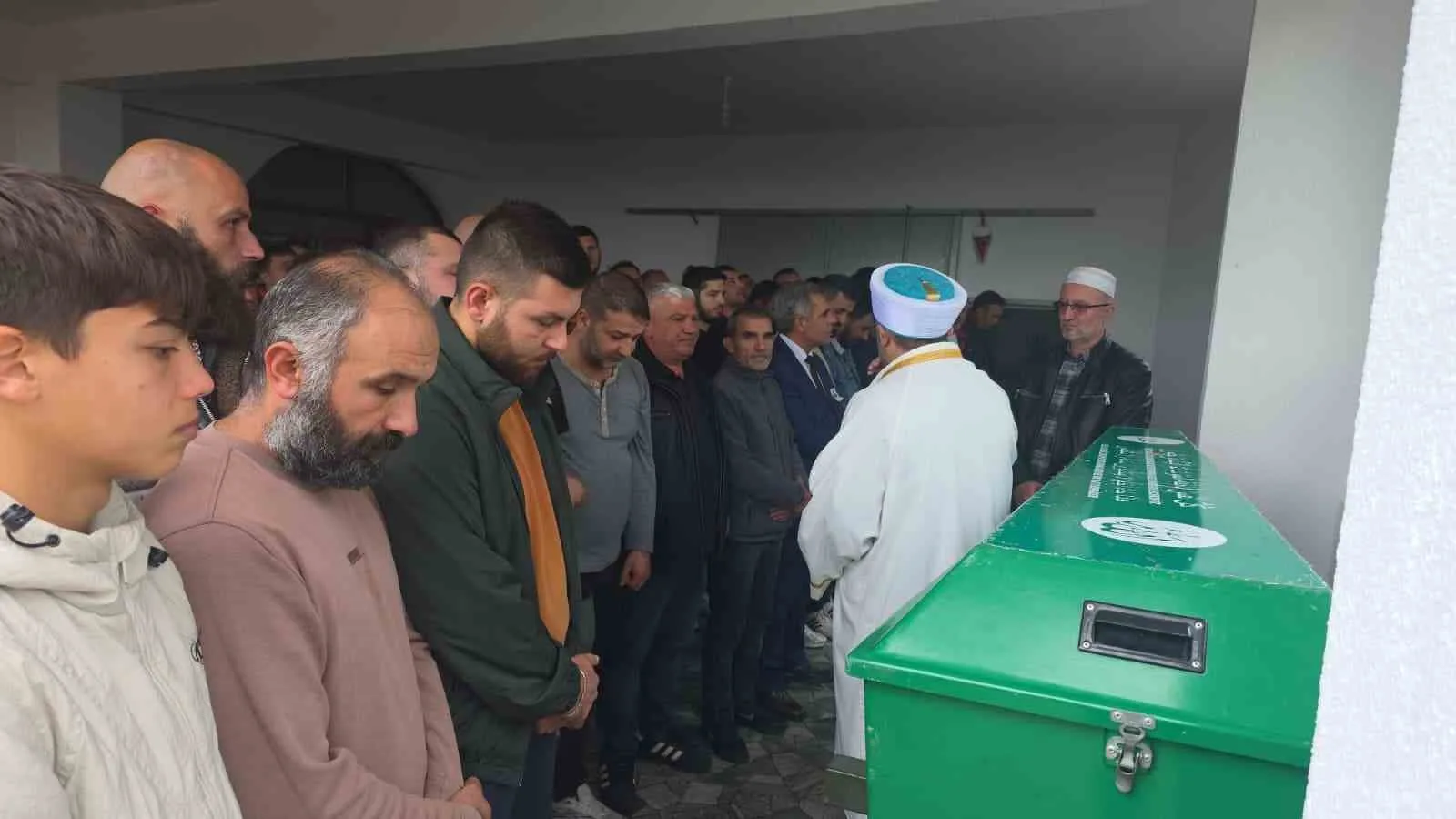 ZONGULDAK’IN KARADENİZ EREĞLİ İLÇESİNDE OKULDA RAHATSIZLANMASININ ARDINDAN KALDIRILDIĞI HASTANEDE HAYATINI KAYBEDEN 9 YAŞINDAKİ İLKOKUL ÖĞRENCİSİ ÖMER HALİS YILDIRIM, SON YOLCULUĞUNA UĞURLANDI.