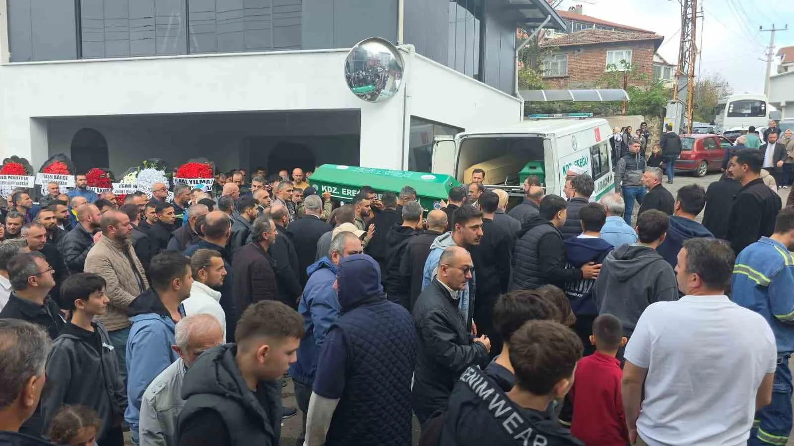 ZONGULDAK’IN KARADENİZ EREĞLİ İLÇESİNDE OKULDA RAHATSIZLANMASININ ARDINDAN KALDIRILDIĞI HASTANEDE HAYATINI KAYBEDEN 9 YAŞINDAKİ İLKOKUL ÖĞRENCİSİ ÖMER HALİS YILDIRIM, SON YOLCULUĞUNA UĞURLANDI.