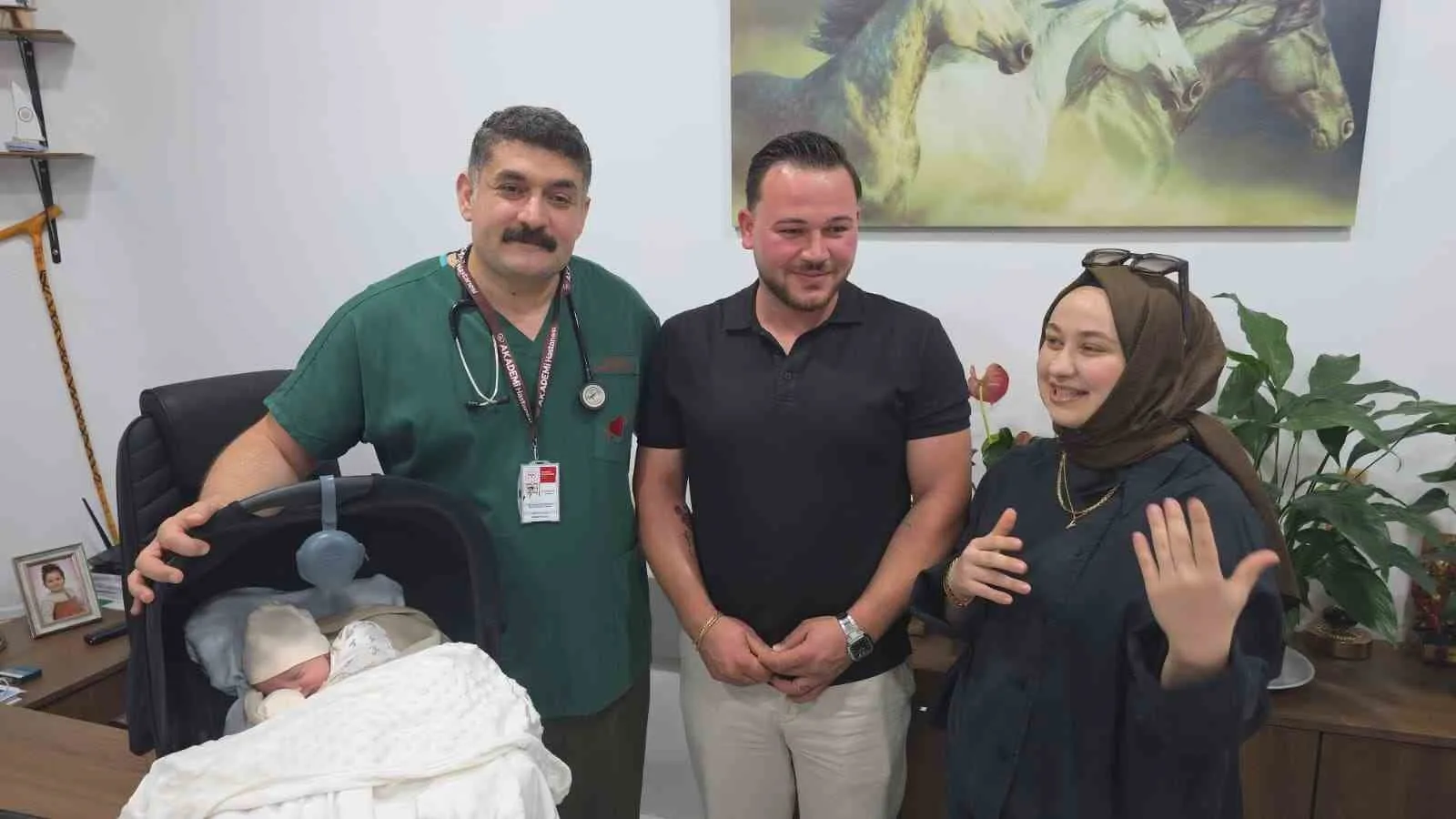 DOĞUMUN ARDINDAN BEBEĞİN İLK KONTROLLERİ İÇİN HASTANEYE GELEN AİLE, PROF. DR. YAMAN’I ZİYARET ETTİ.