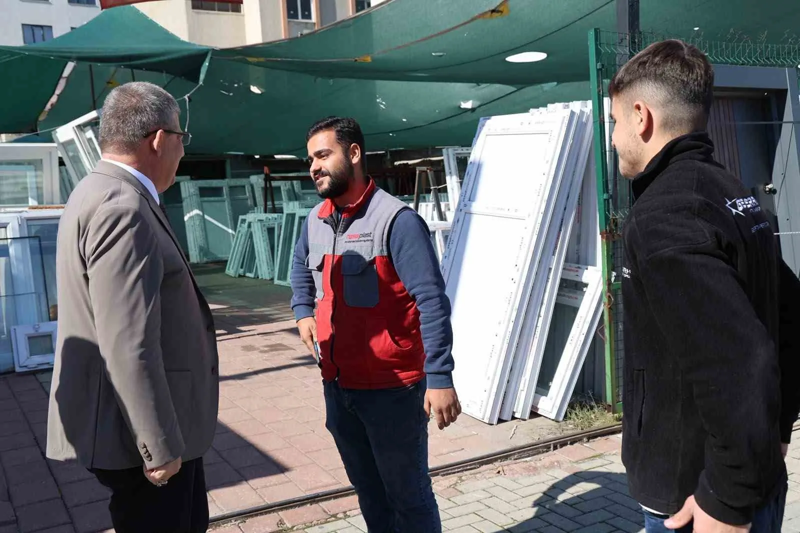 AK PARTİ DENİZLİ İL BAŞKANI MUHAMMET SUBAŞIOĞLU, PAMUKKALE İLÇESİNE BAĞLI HACI KAPLANLAR MAHALLESİ’NDE ESNAFI ZİYARET EDEREK HAYIRLI İŞLER DİLEDİ. ZİYARETTE ESNAFIN TALEP VE GÖRÜŞLERİ DİNLENDİ.