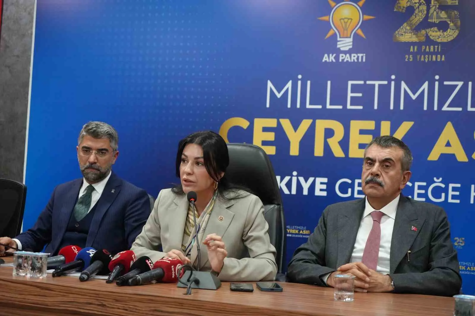 AK PARTİ GENEL BAŞKAN YARDIMCISI VE ÇEVRE VE ŞEHİRCİLİK POLİTİKALARI BAŞKANI NİLHAN AYAN, AK PARTİ ERZURUM İL BAŞKANLIĞI’NDA BASIN MENSUPLARINA AÇIKLAMALARDA BULUNDU.