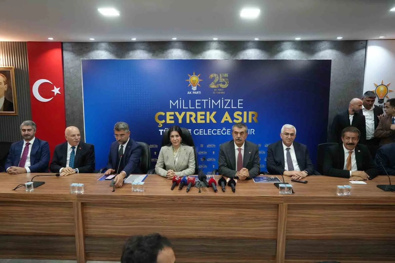 AK PARTİ GENEL BAŞKAN YARDIMCISI VE ÇEVRE VE ŞEHİRCİLİK POLİTİKALARI BAŞKANI NİLHAN AYAN, AK PARTİ ERZURUM İL BAŞKANLIĞI’NDA BASIN MENSUPLARINA AÇIKLAMALARDA BULUNDU.