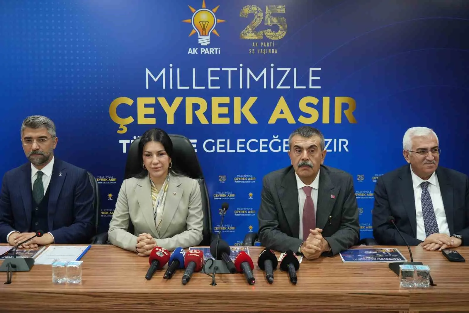 AK PARTİ GENEL BAŞKAN YARDIMCISI VE ÇEVRE VE ŞEHİRCİLİK POLİTİKALARI BAŞKANI NİLHAN AYAN, AK PARTİ ERZURUM İL BAŞKANLIĞI’NDA BASIN MENSUPLARINA AÇIKLAMALARDA BULUNDU.