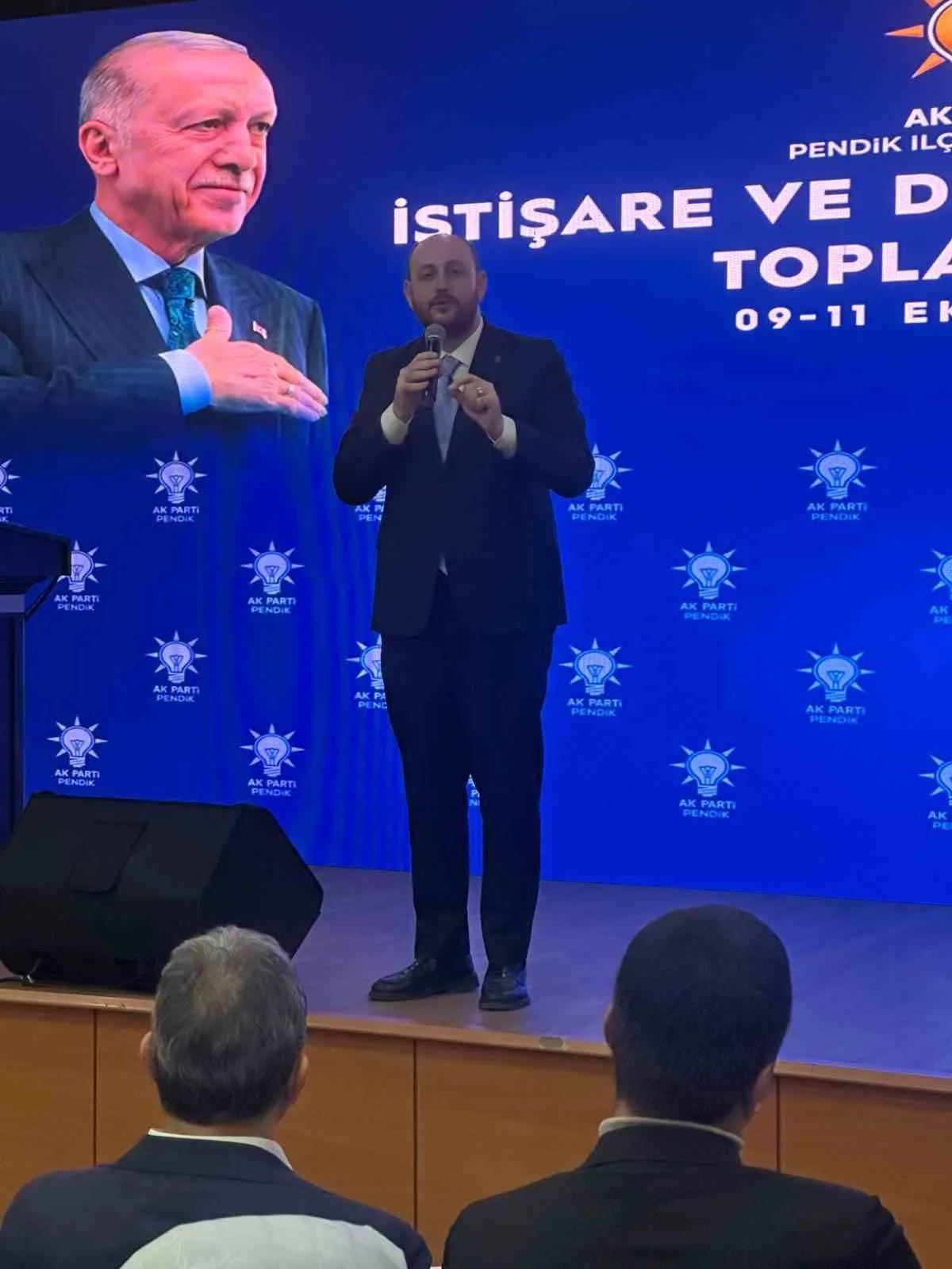 AK PARTİ GENEL BAŞKAN YARDIMCISI AHMET BÜYÜKGÜMÜŞ, "MAKAMI, MEVKİSİ, YETKİSİ KİM OLURSA OLSUN BU KUTLU KADRONUN İÇERİSİNE TEK BİR KARA LEKEYİ GETİRMEYE BİZİM HAKKIMIZ YOK. YANLIŞA DÜŞENİN BU ÇATIDA YERİ YOK" DEDİ.